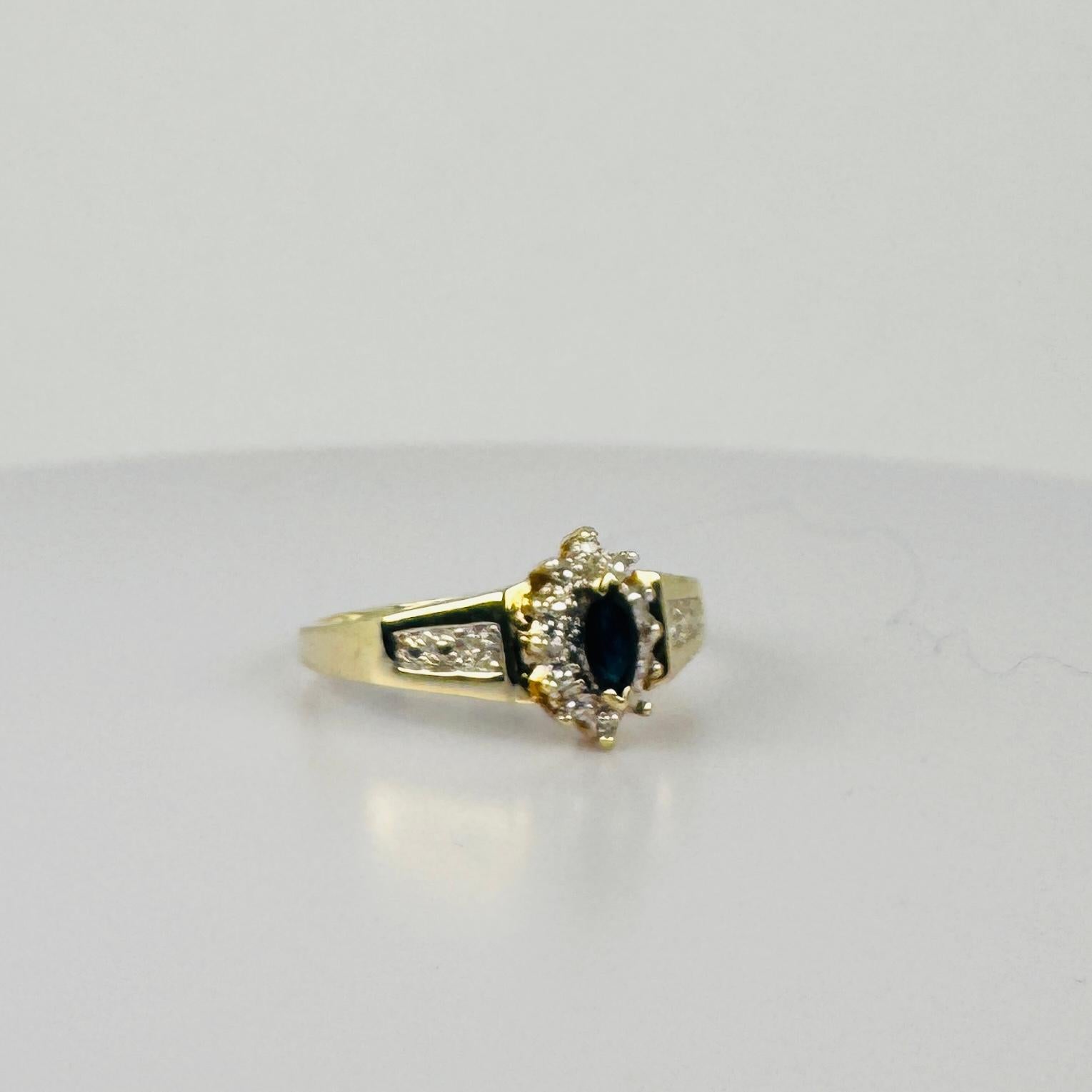 Ring aus 14 Karat Gelbgold mit blauem Saphir im Ovalschliff und Stimulationen 6