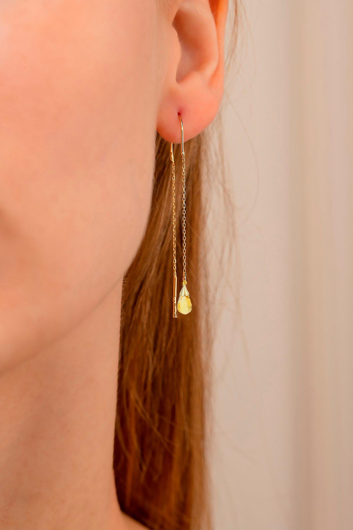 Boucles d'oreilles Threader en or jaune 14 carats avec citrines. 
Boucles d'oreilles en citrine à chaîne fine. Enfile-oreilles en forme de U. Boucles d'oreilles en citrine de tous les jours.

Métal : or jaune 14k
Poids : 1,81 g.
Taille : 13,5 mm (4