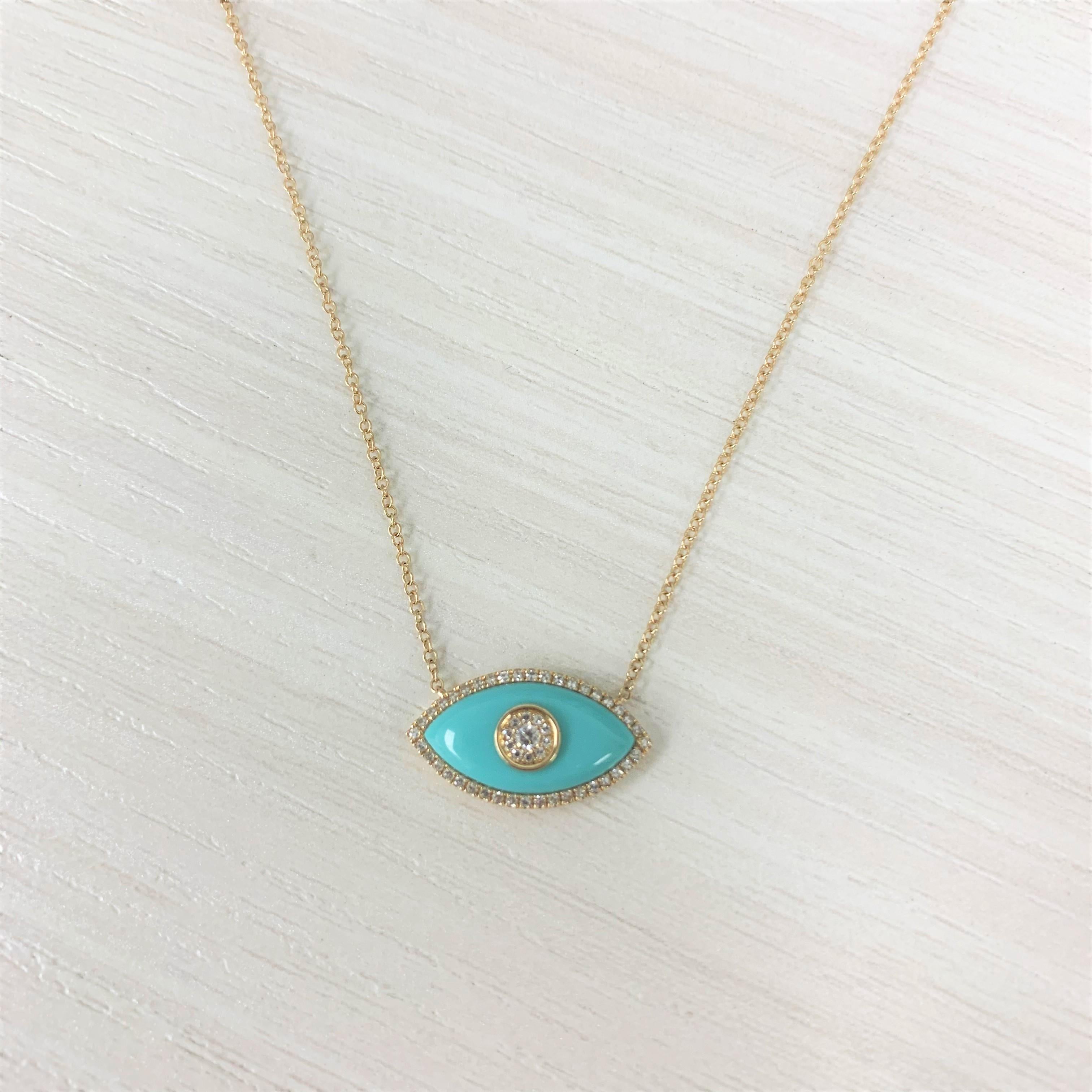 Sentiti protetto e custodito con questa collana con il malocchio! Realizzato in oro 14K, questo pendente presenta 0,19 carati di diamanti bianchi naturali e 1,98 carati di turchese. Viene fornito con una catena da 16