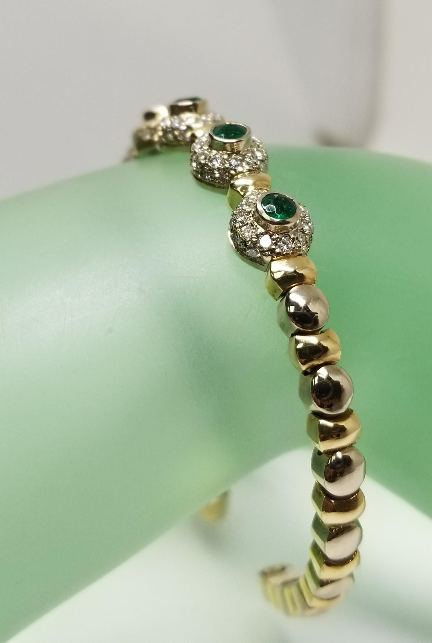 Flexibles Armband aus 14 Karat 2-farbigem Gold mit Diamanten und Smaragden im Angebot 5