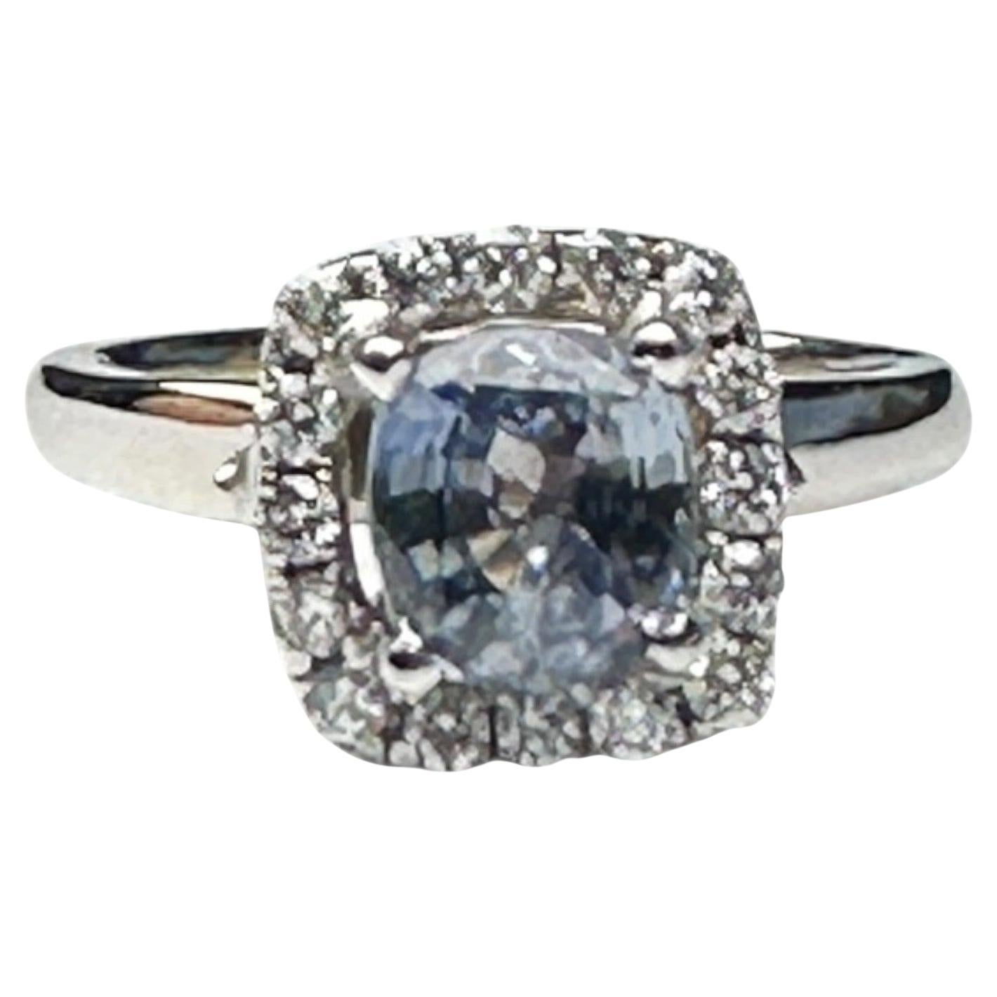 14 Karat 2.48ct Cushion Sapphire Natural-Unheated 
Diamond Halo Ring en venta