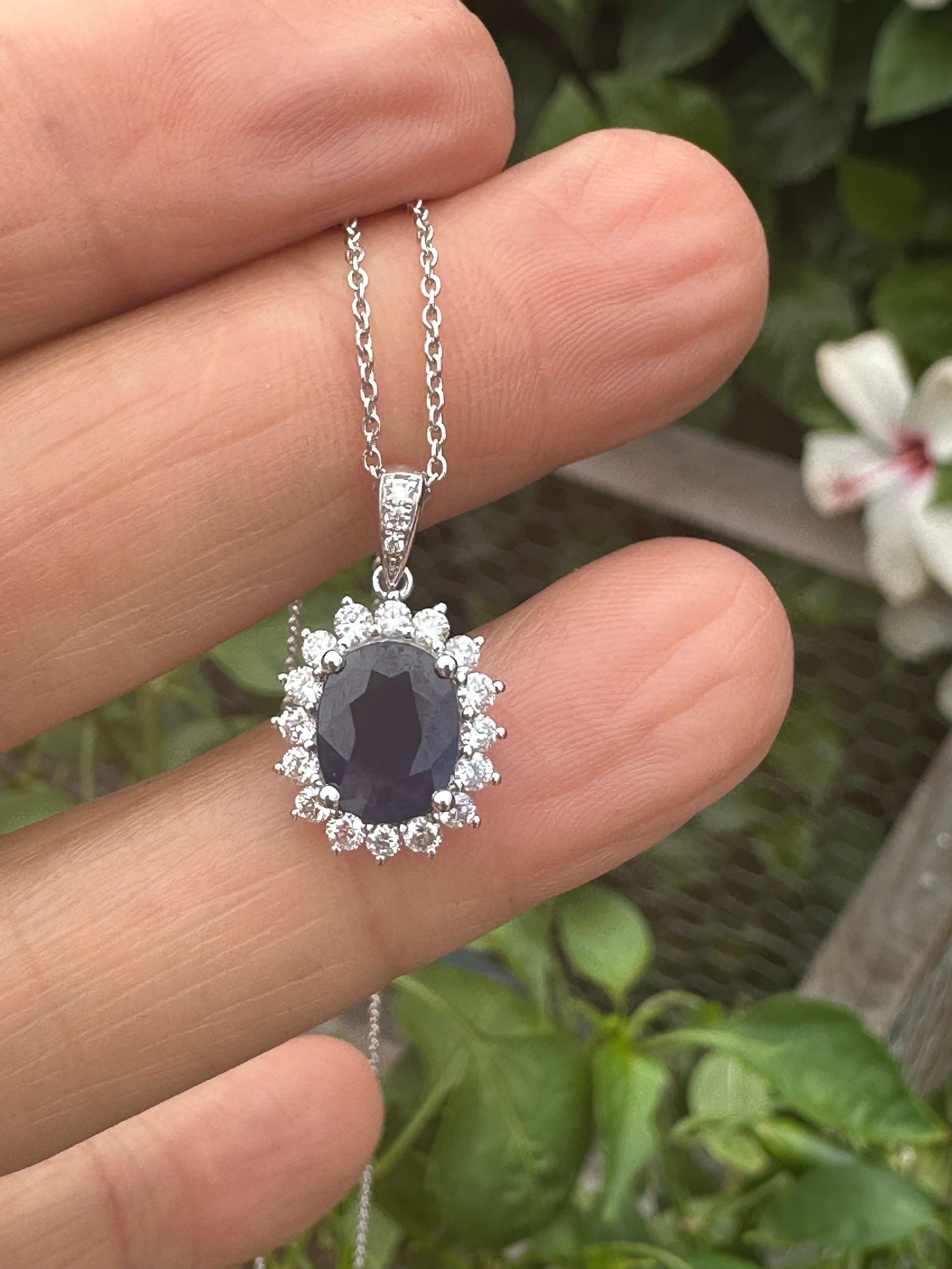 Catena con ciondolo a raggiera in 14 carati con zaffiro blu e diamanti da 2,90 carati In condizioni ottime in vendita a Laguna Hills, CA