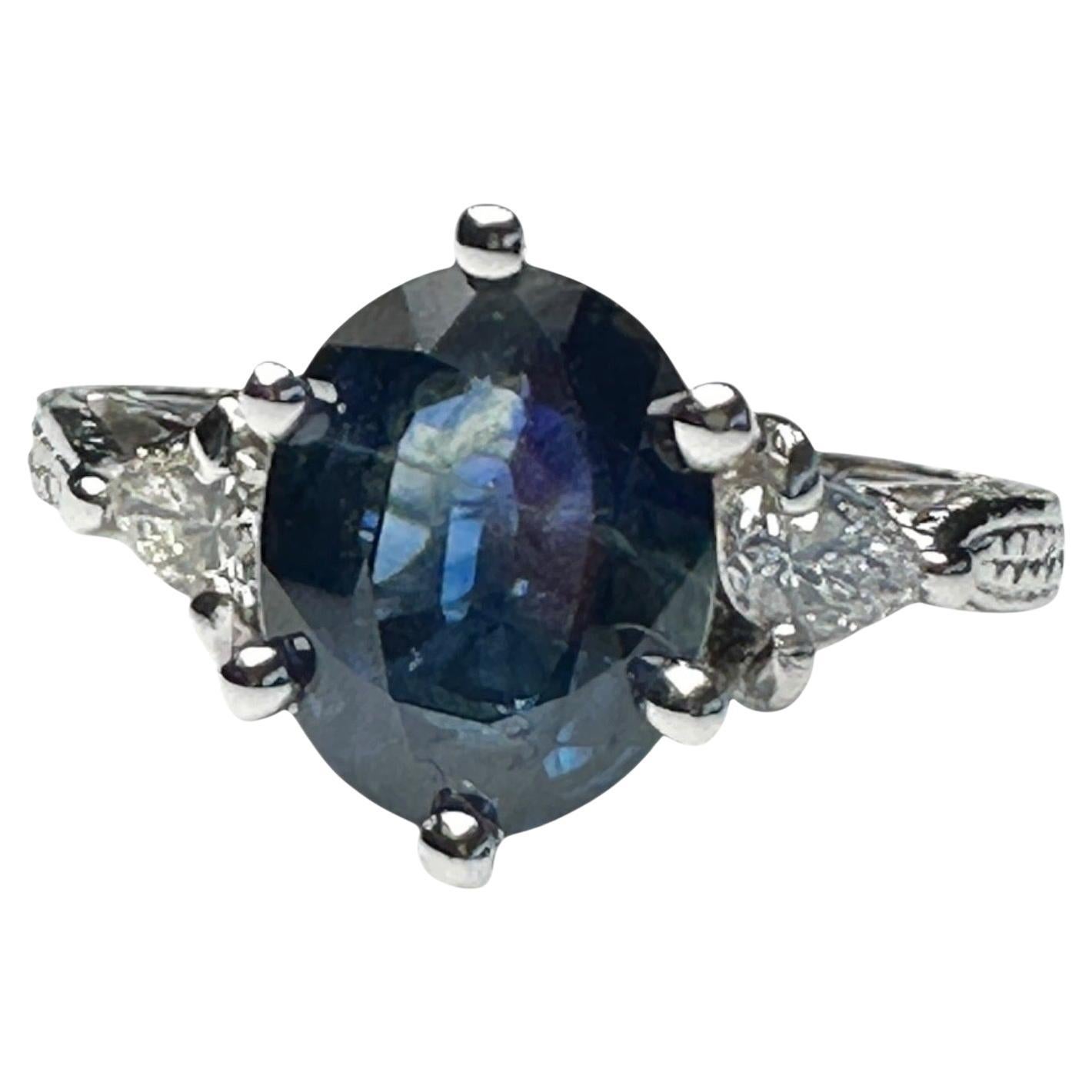 14 Karat 3-stone Oval 3.55 Carat Natural Sapphire and Diamond Ring en venta