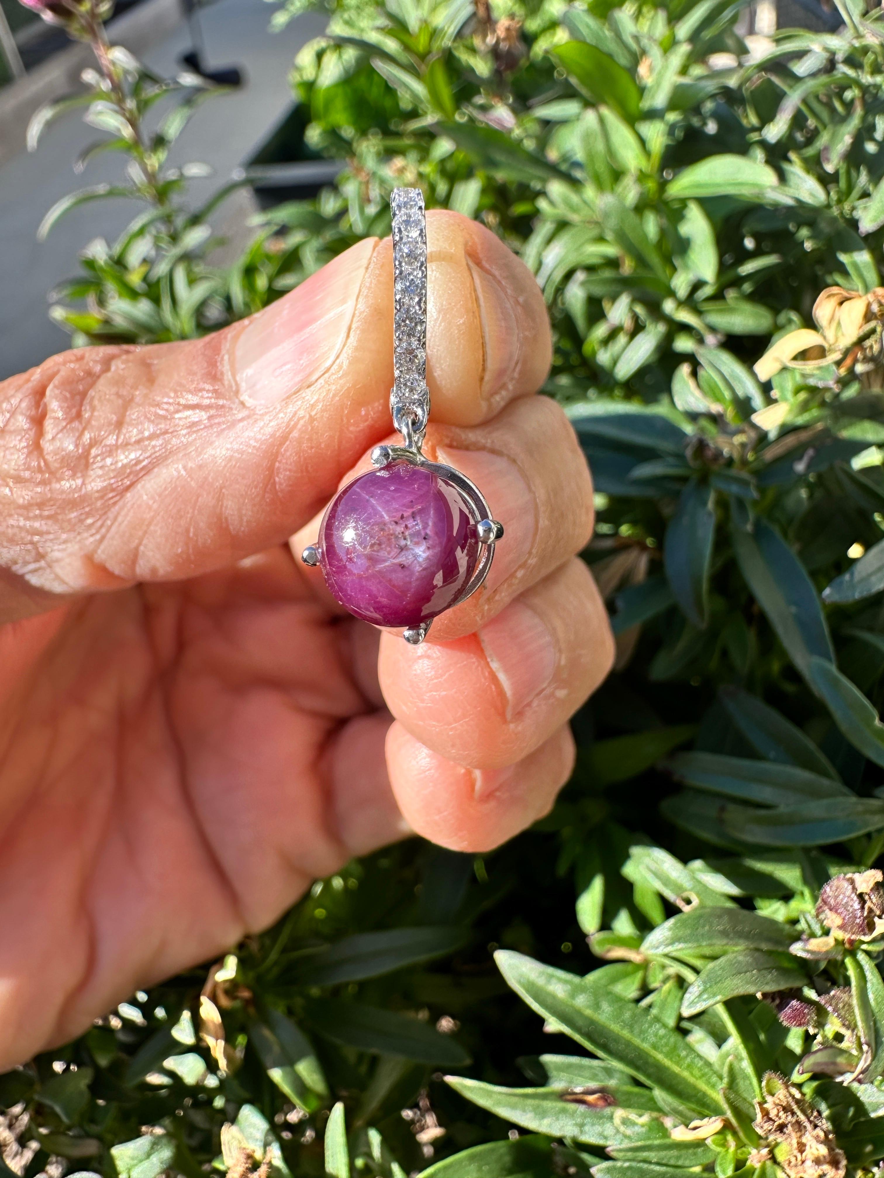 Cabochon Orecchini di diamanti a leva con stella di rubino da 5 carati in 14 carati in vendita