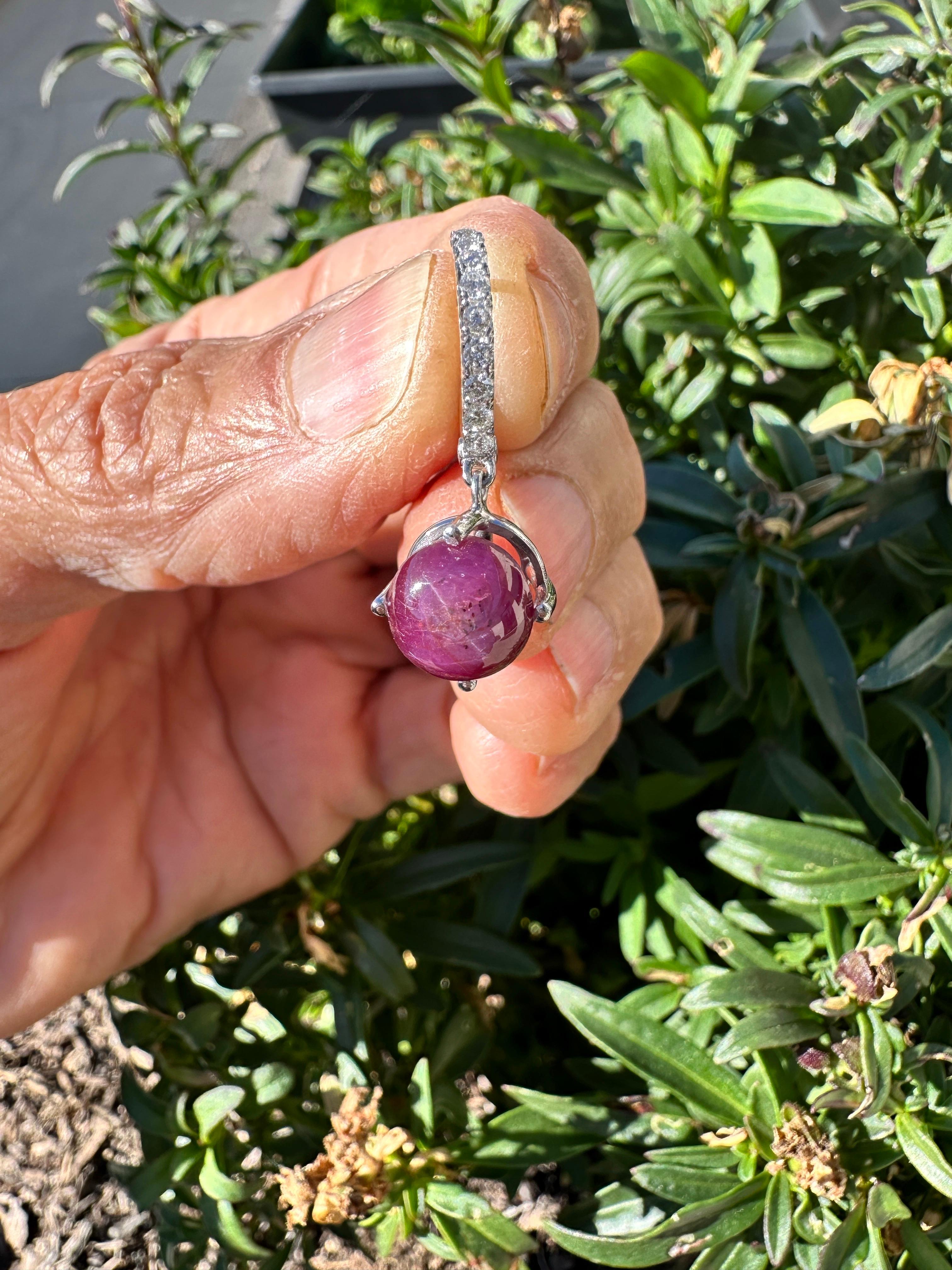 Orecchini di diamanti a leva con stella di rubino da 5 carati in 14 carati In condizioni ottime in vendita a Laguna Hills, CA