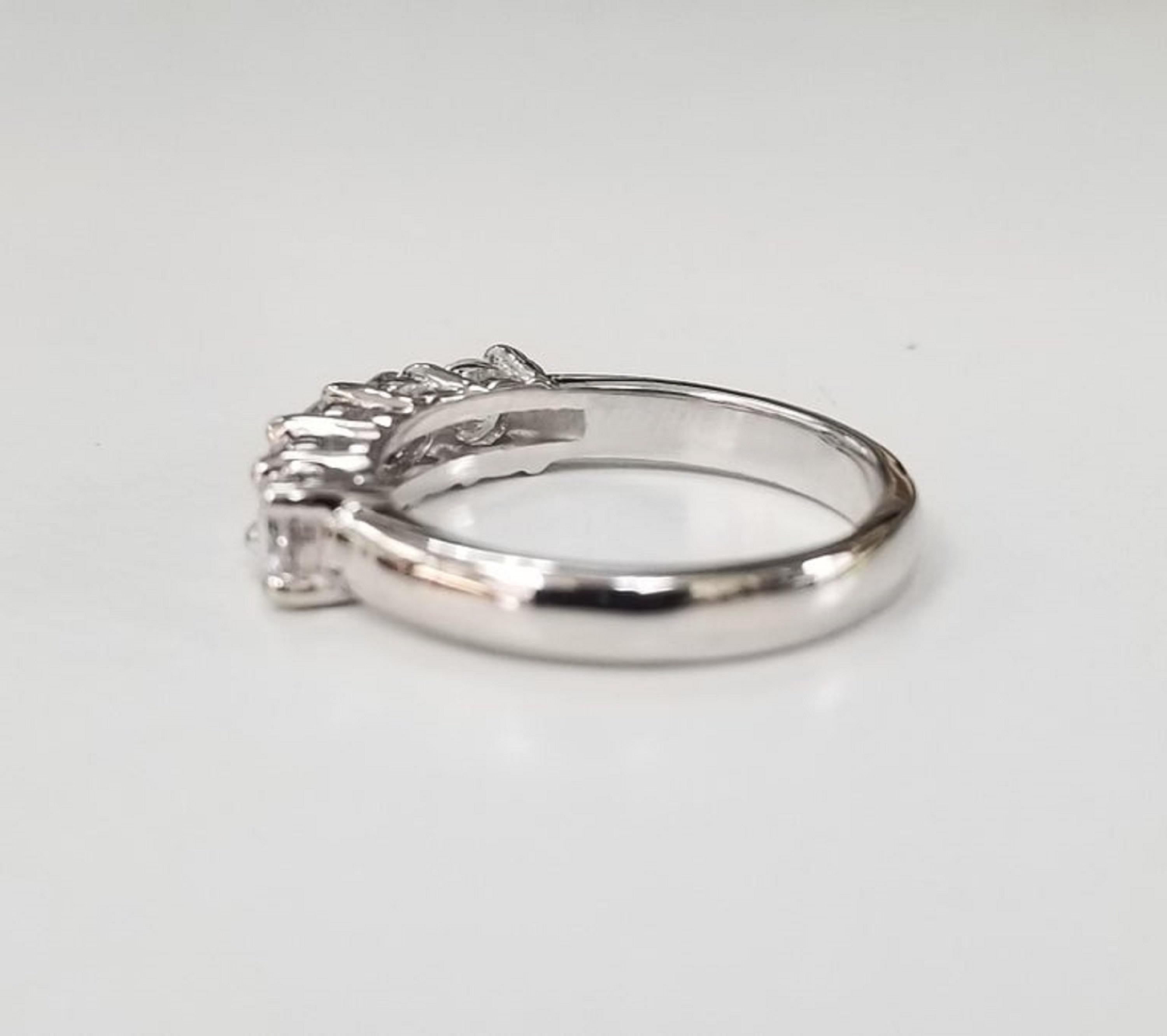 14 Karat 5-Stein-Diamant-Ring mit einem Gewicht von .95pts (Art déco) im Angebot