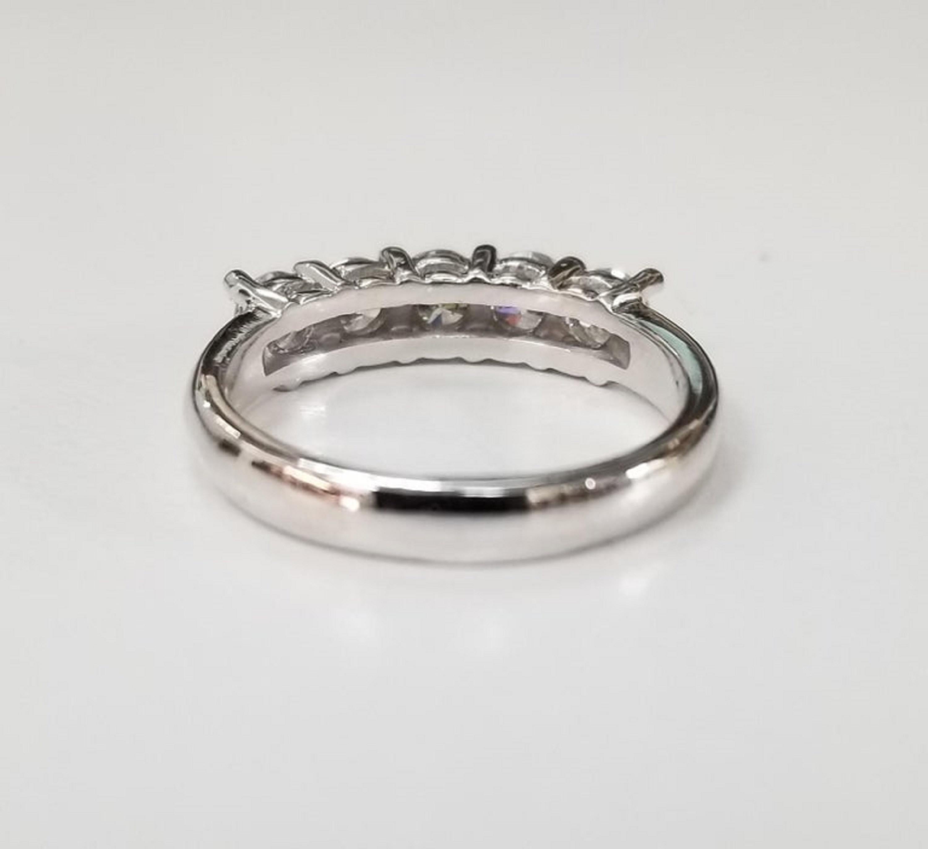14 Karat 5-Stein-Diamant-Ring mit einem Gewicht von .95pts (Rundschliff) im Angebot