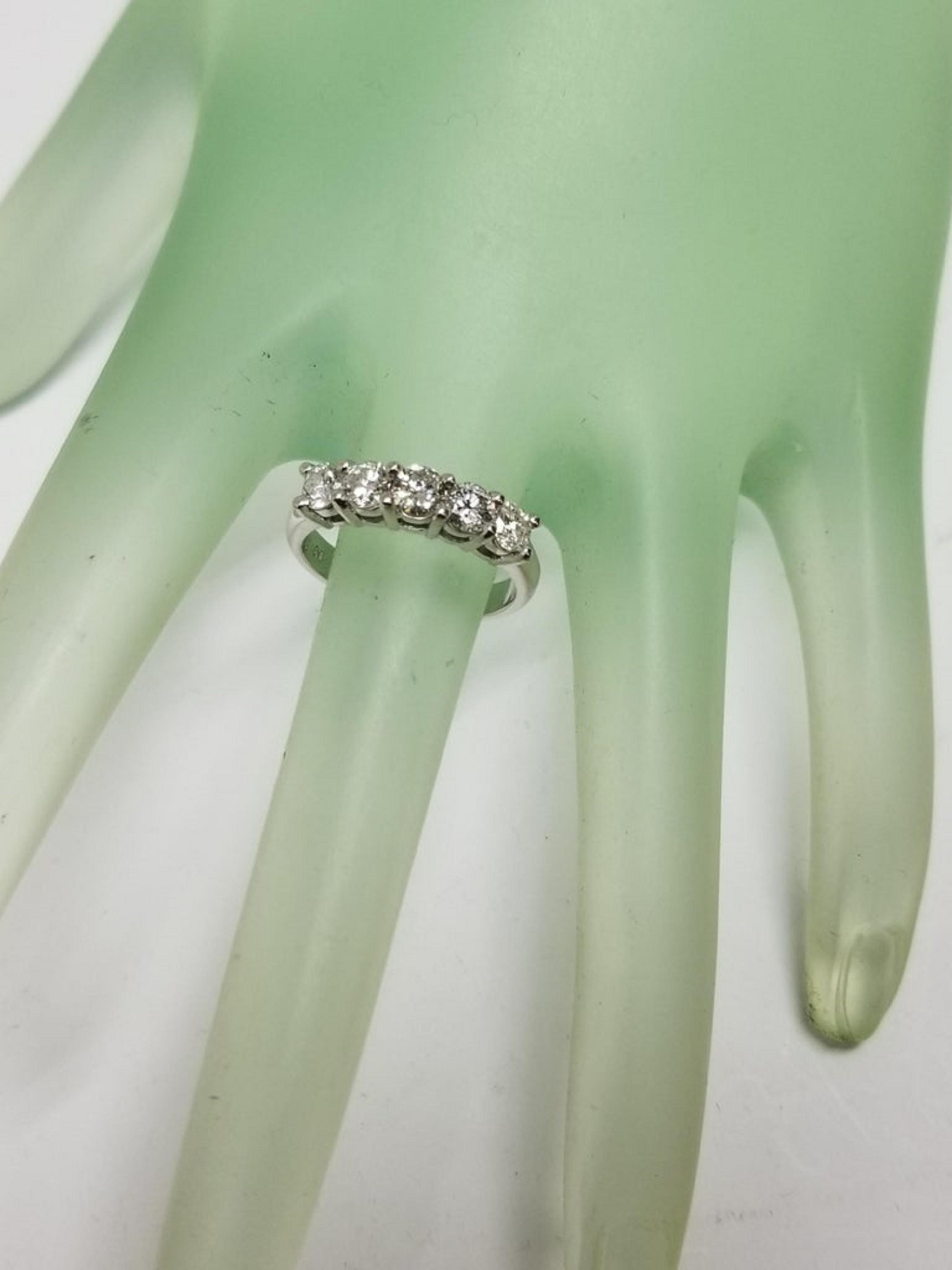 14 Karat 5-Stein-Diamant-Ring mit einem Gewicht von .95pts für Damen oder Herren im Angebot