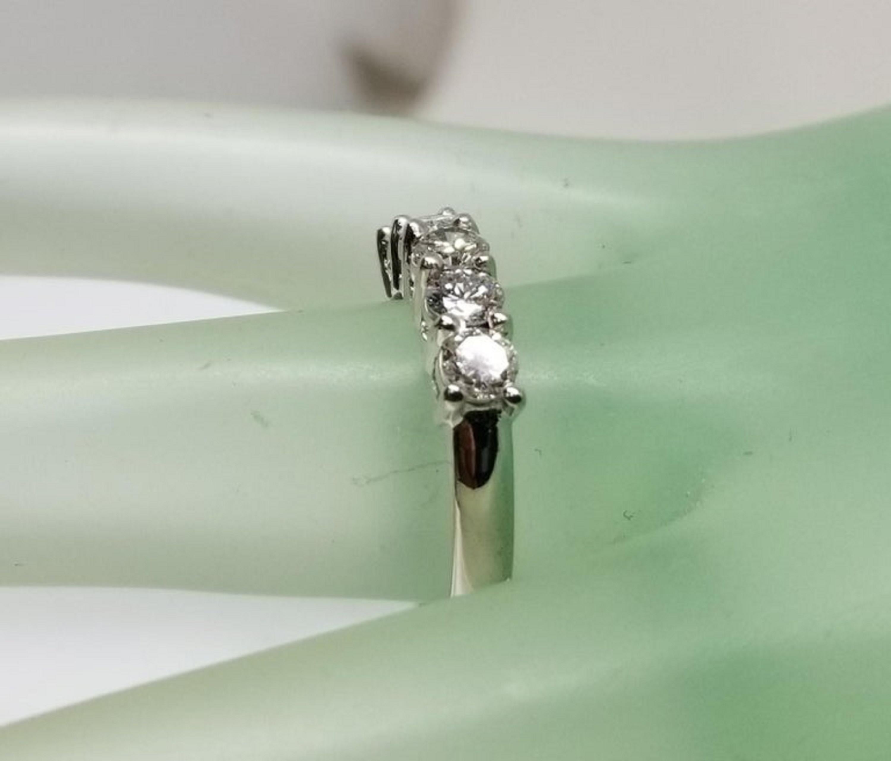 14 Karat 5-Stein-Diamant-Ring mit einem Gewicht von .95pts im Angebot 2