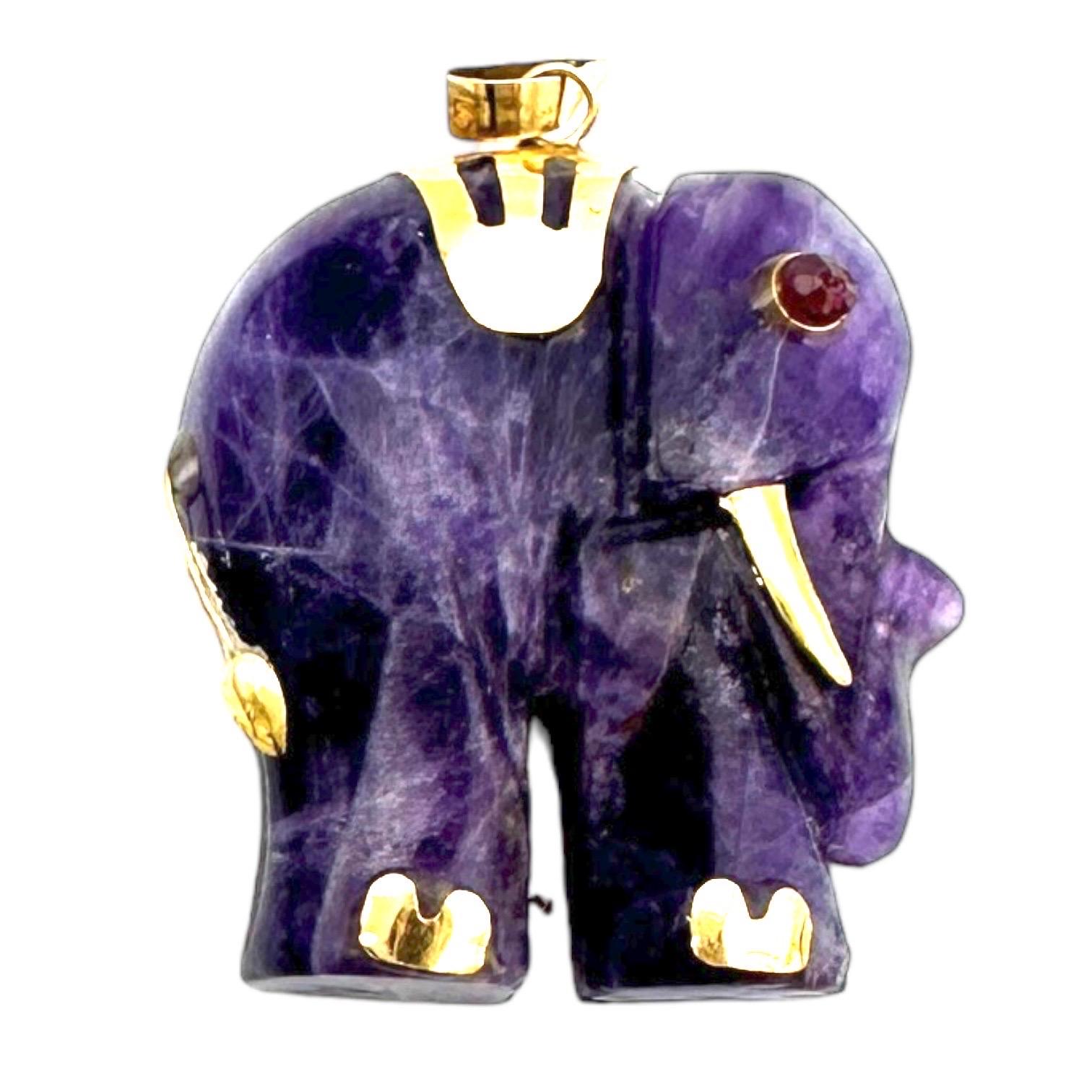 Contemporaneo Ciondolo a forma di elefante con ametista africana di 14 carati, oro con accenti di rubino in vendita
