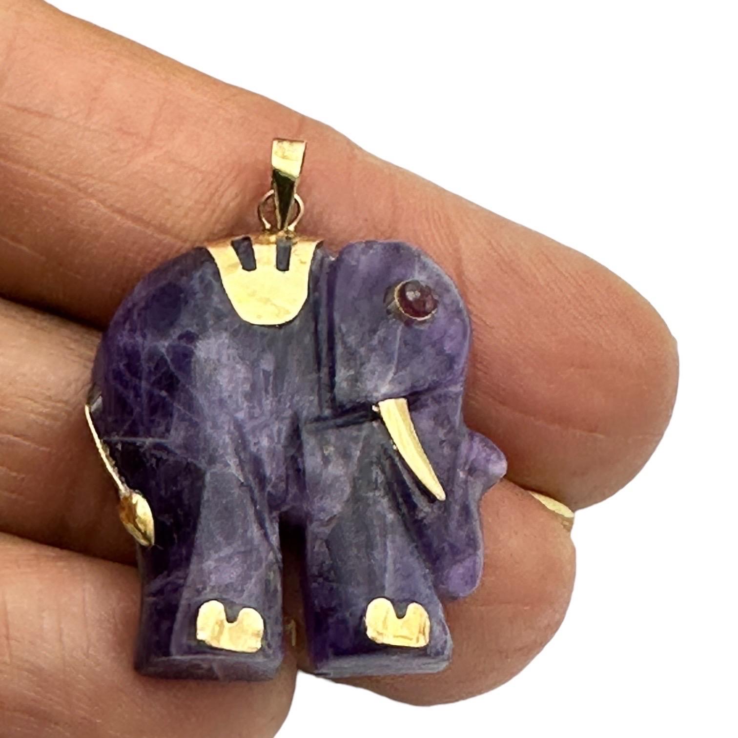 Cabochon Ciondolo a forma di elefante con ametista africana di 14 carati, oro con accenti di rubino in vendita