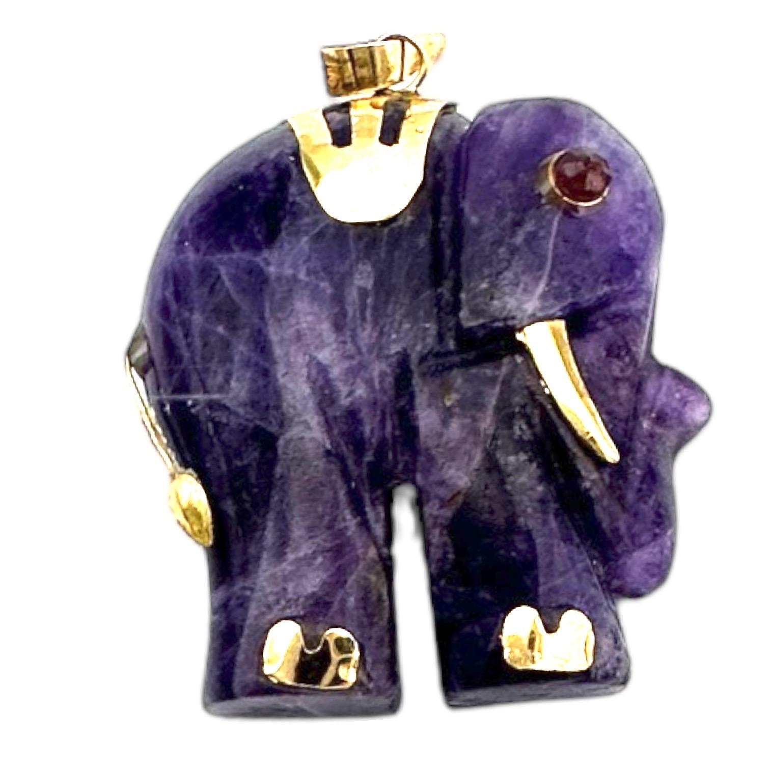 Ciondolo a forma di elefante con ametista africana di 14 carati, oro con accenti di rubino In condizioni ottime in vendita a Laguna Hills, CA