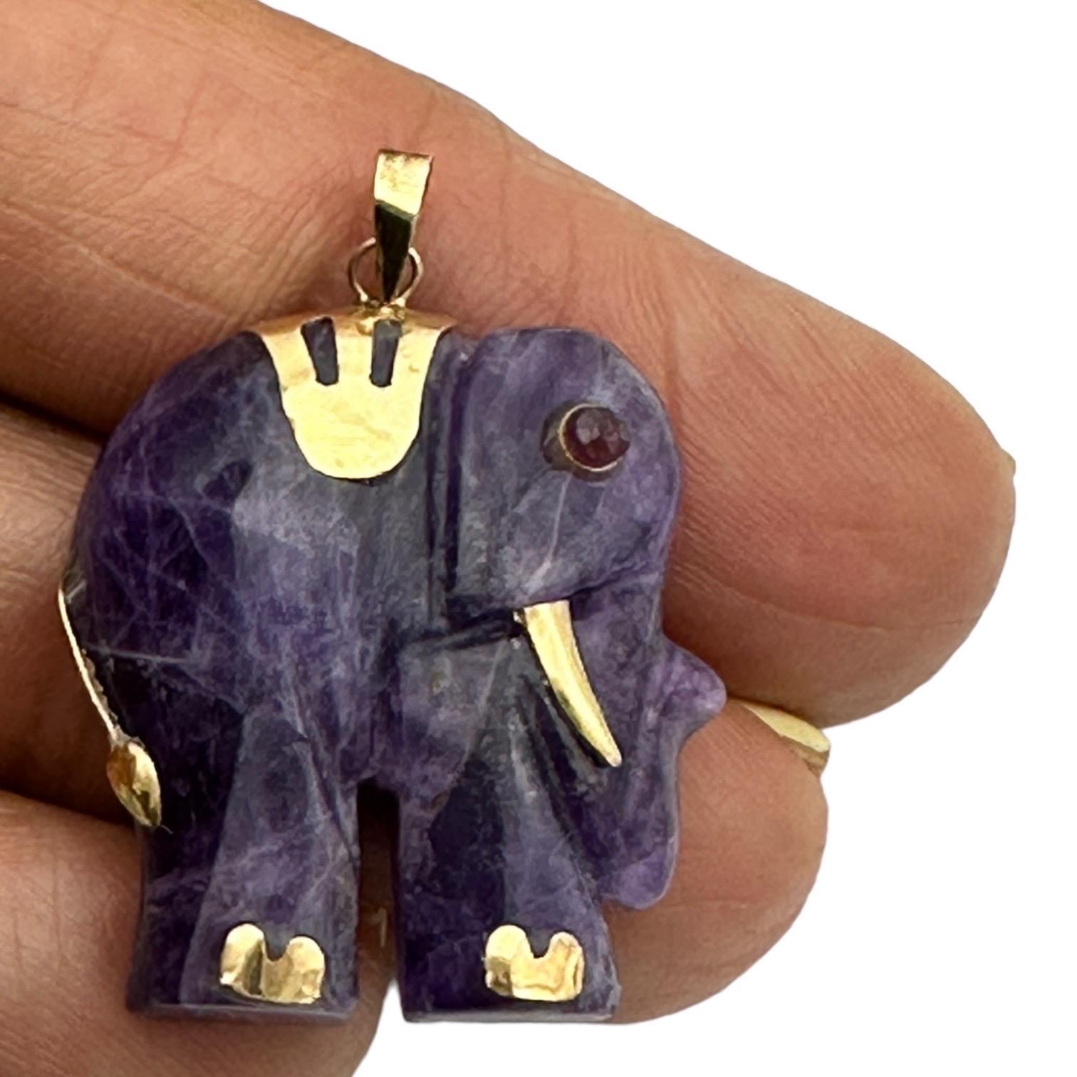 da uomo o donna Ciondolo a forma di elefante con ametista africana di 14 carati, oro con accenti di rubino in vendita