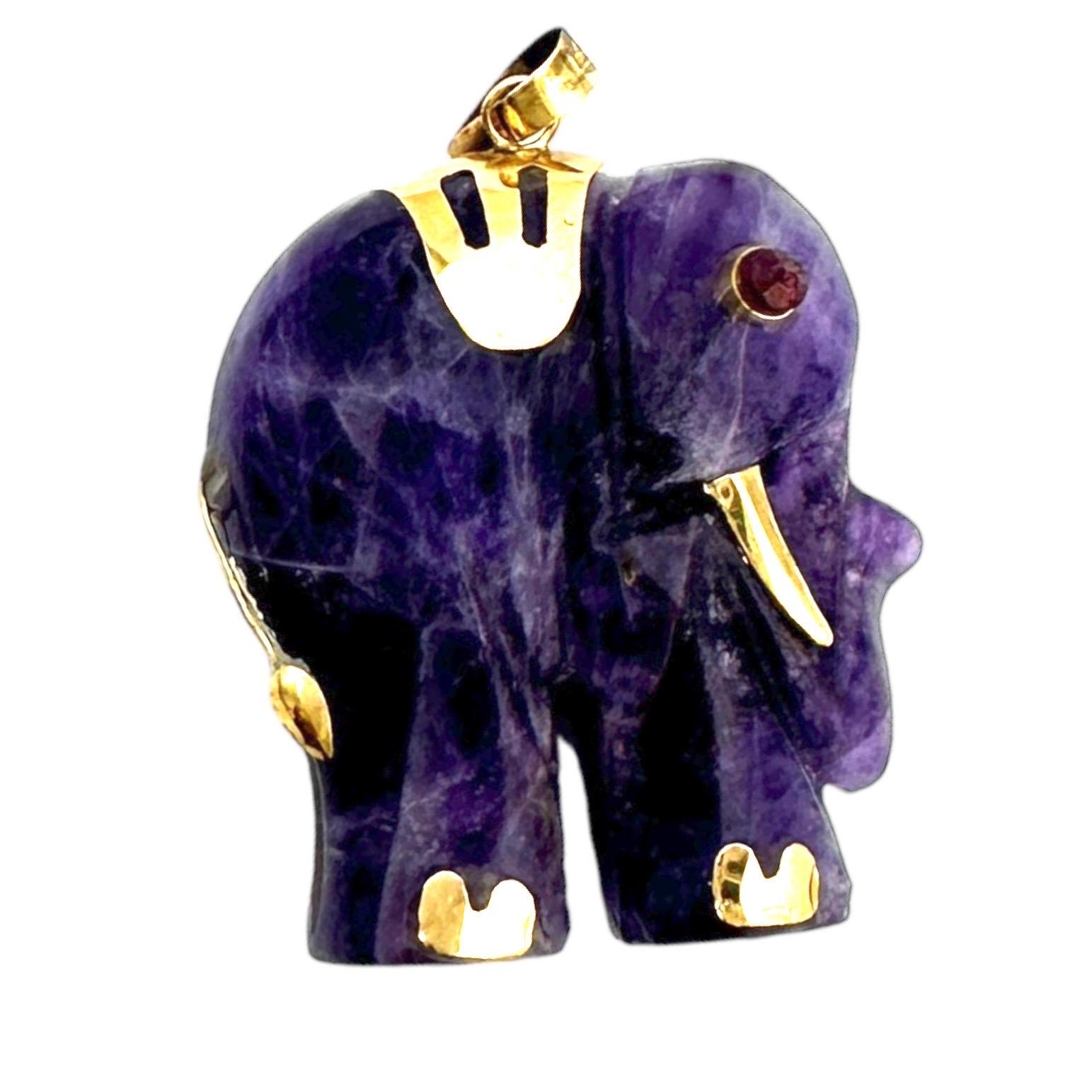 Ciondolo a forma di elefante con ametista africana di 14 carati, oro con accenti di rubino in vendita 1