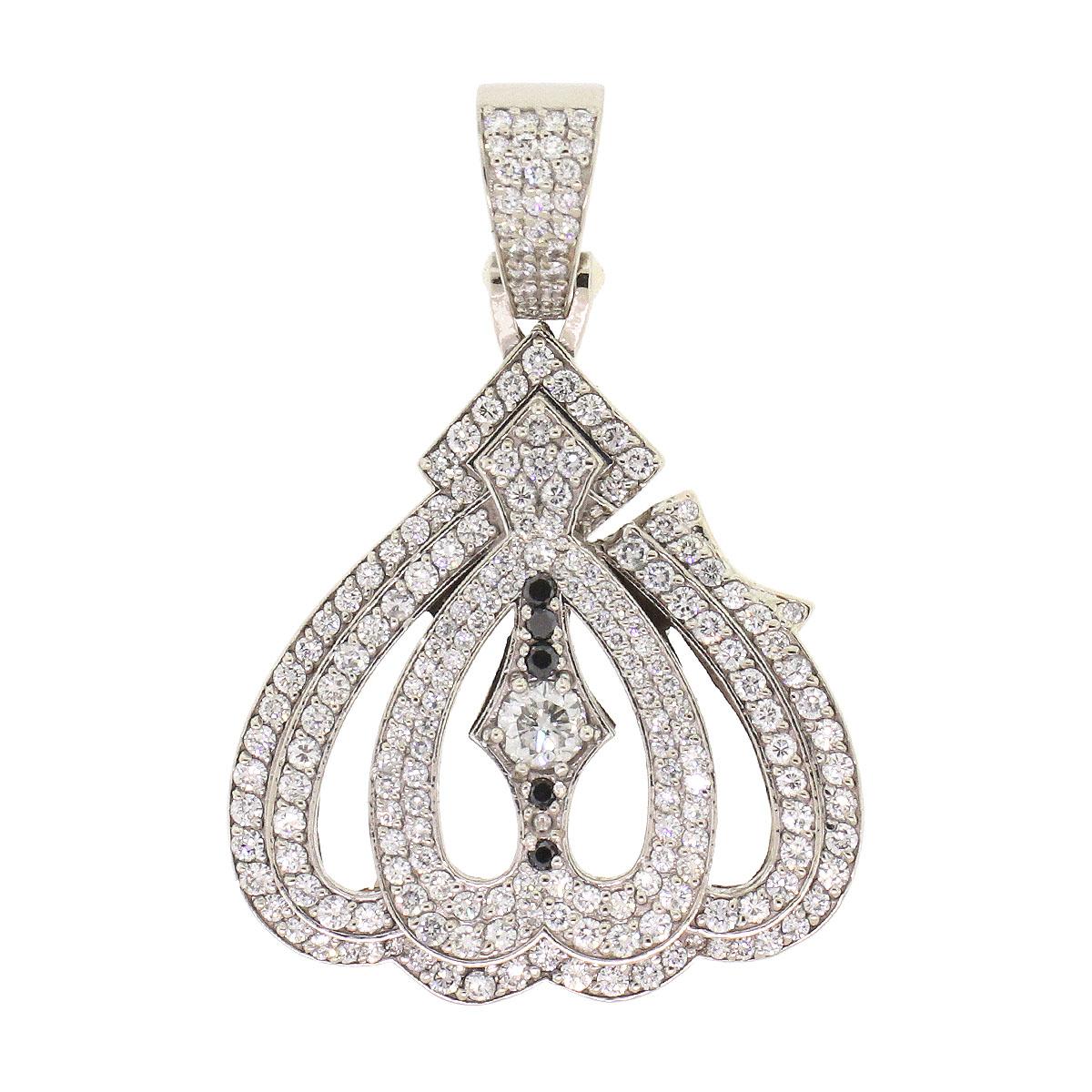 Cette magnifique pièce présente environ 5ctw de diamants ronds, méticuleusement sertis dans un luxueux pendentif en or blanc 14k. Avec son design unique et son symbole significatif, c'est l'accessoire parfait pour ajouter de l'élégance et de la