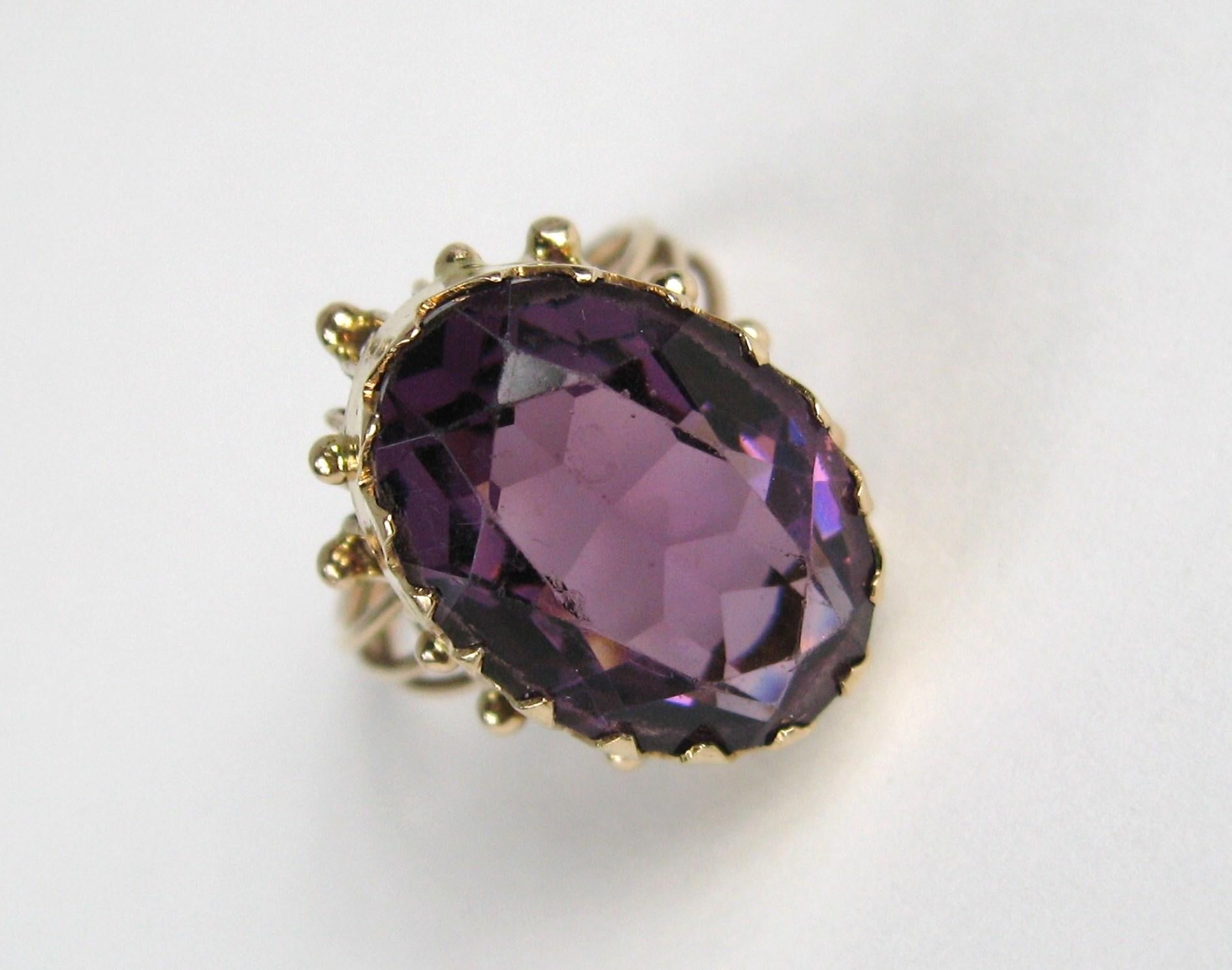 Women's 14 Karat Amethyst Gold Ring 19th Century Claw Set For Sale