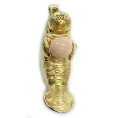 14-Karat Gold Manatee-Anhänger mit Engelshaut-Koralle