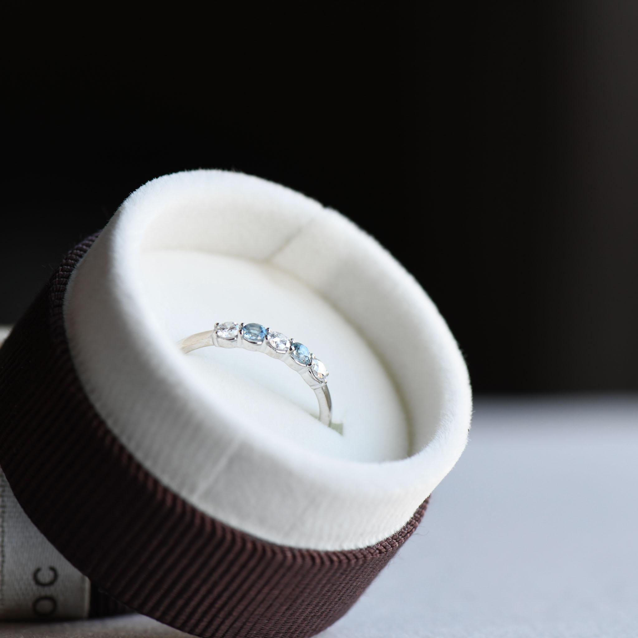 Round Cut 14 Karat Aquamarine Diamond White Gold Ring For Sale