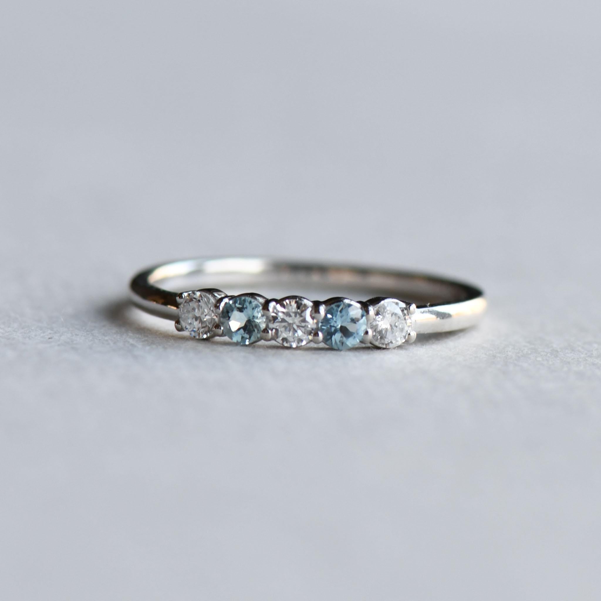Women's or Men's 14 Karat Aquamarine Diamond White Gold Ring For Sale