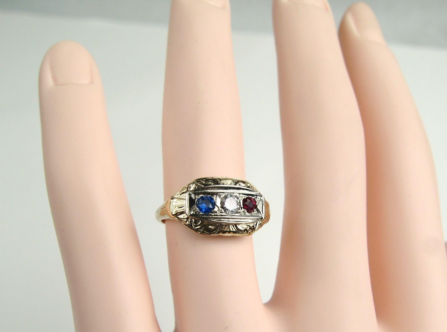 14K Gold Art Deco 3 Stein Ring. Rot, Weiß und Blau gefärbte Steine. Dieser Ring stammt aus der Zeit des Art-Déco-Schmucks, ca. 1920-1935. Ring ist eine Größe 6. Er kann von uns oder Ihrem Juwelier angepasst werden. In unserem Shop finden Sie