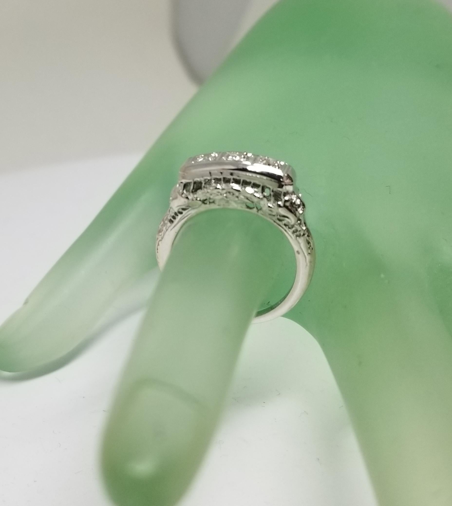 14 Karat Art Deco Style 3-Stone Diamond Filigree Ring In New Condition For Sale In Los Angeles, CA