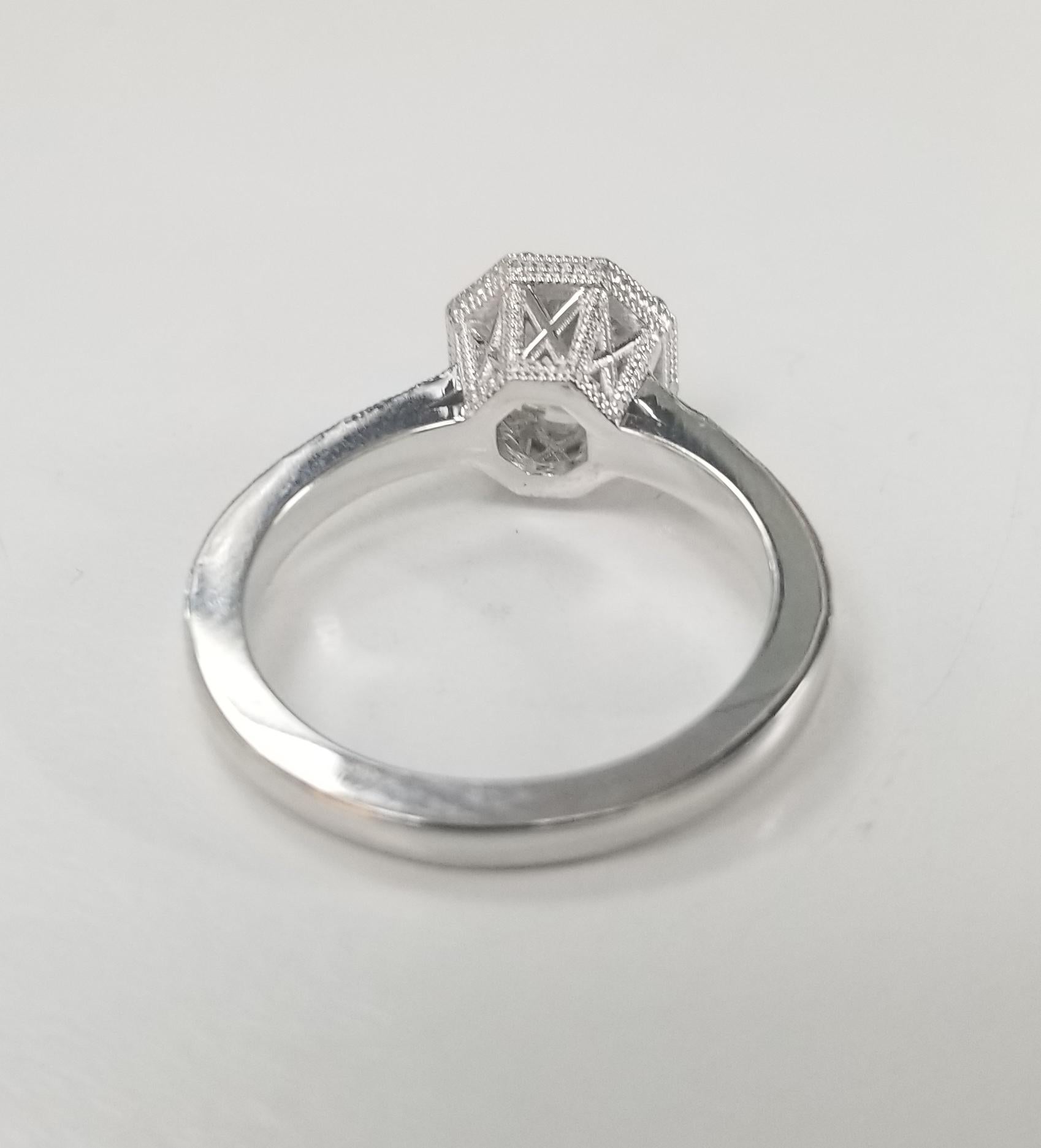 14 Karat gravierter Ring mit seitlichen Diamanten im Art-déco-Stil (Art déco) im Angebot