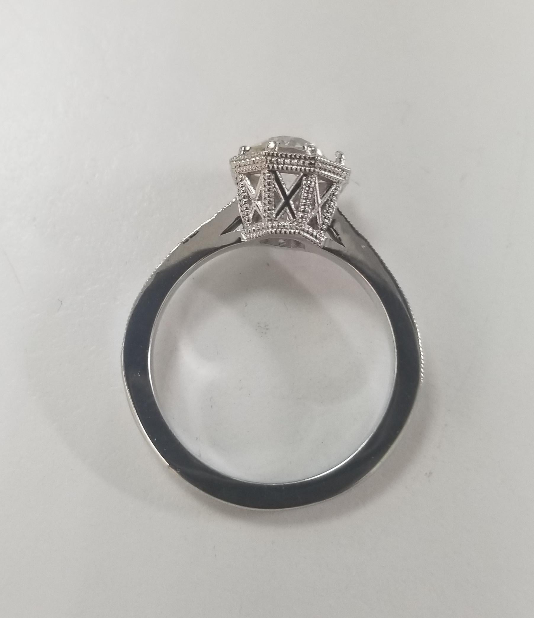 14 Karat gravierter Ring mit seitlichen Diamanten im Art-déco-Stil (Alteuropäischer Schliff) im Angebot