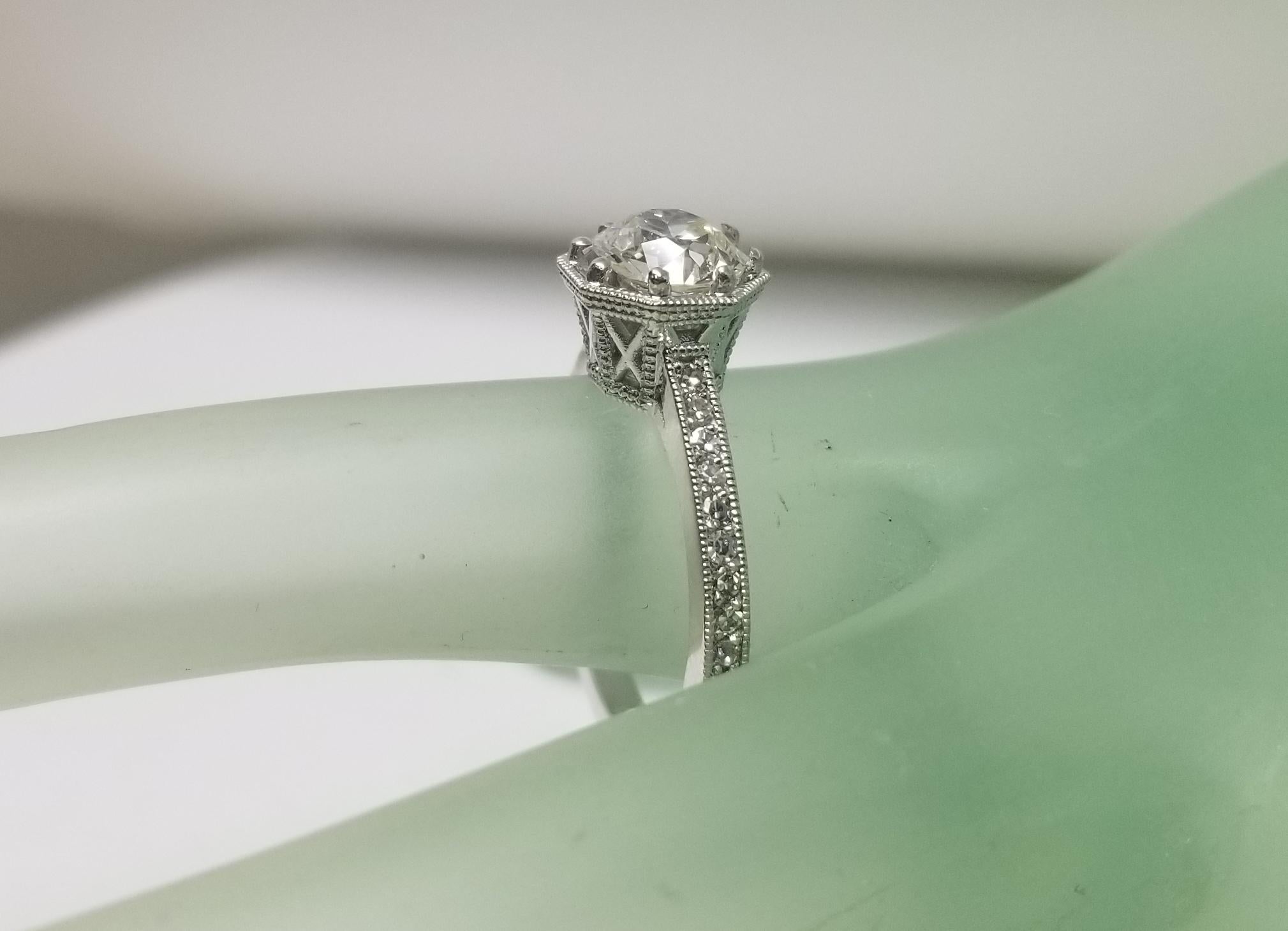 14 Karat gravierter Ring mit seitlichen Diamanten im Art-déco-Stil im Angebot 1