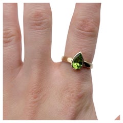 Anillo de peridoto engastado en bisel de 14 quilates 