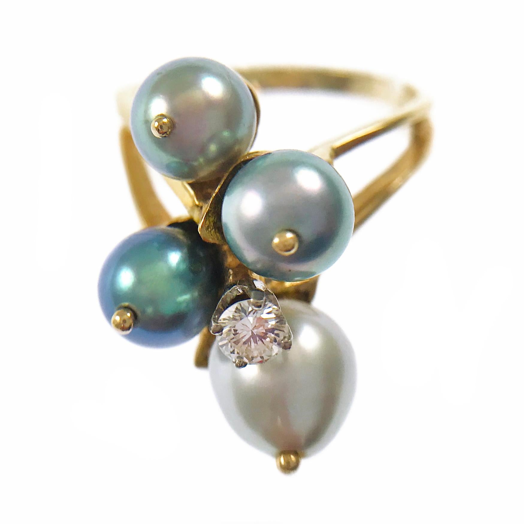 14 Karat blau-grauer Zuchtperlen-Diamant-Ring. Dieser Ring mit geteiltem Band besteht aus vier blaugrauen Perlen und einem einzelnen, in vier Zacken gefassten Diamanten. Die Perlen haben eine Größe von 6,2 mm bis 7,2 mm, drei sind rund und eine ist