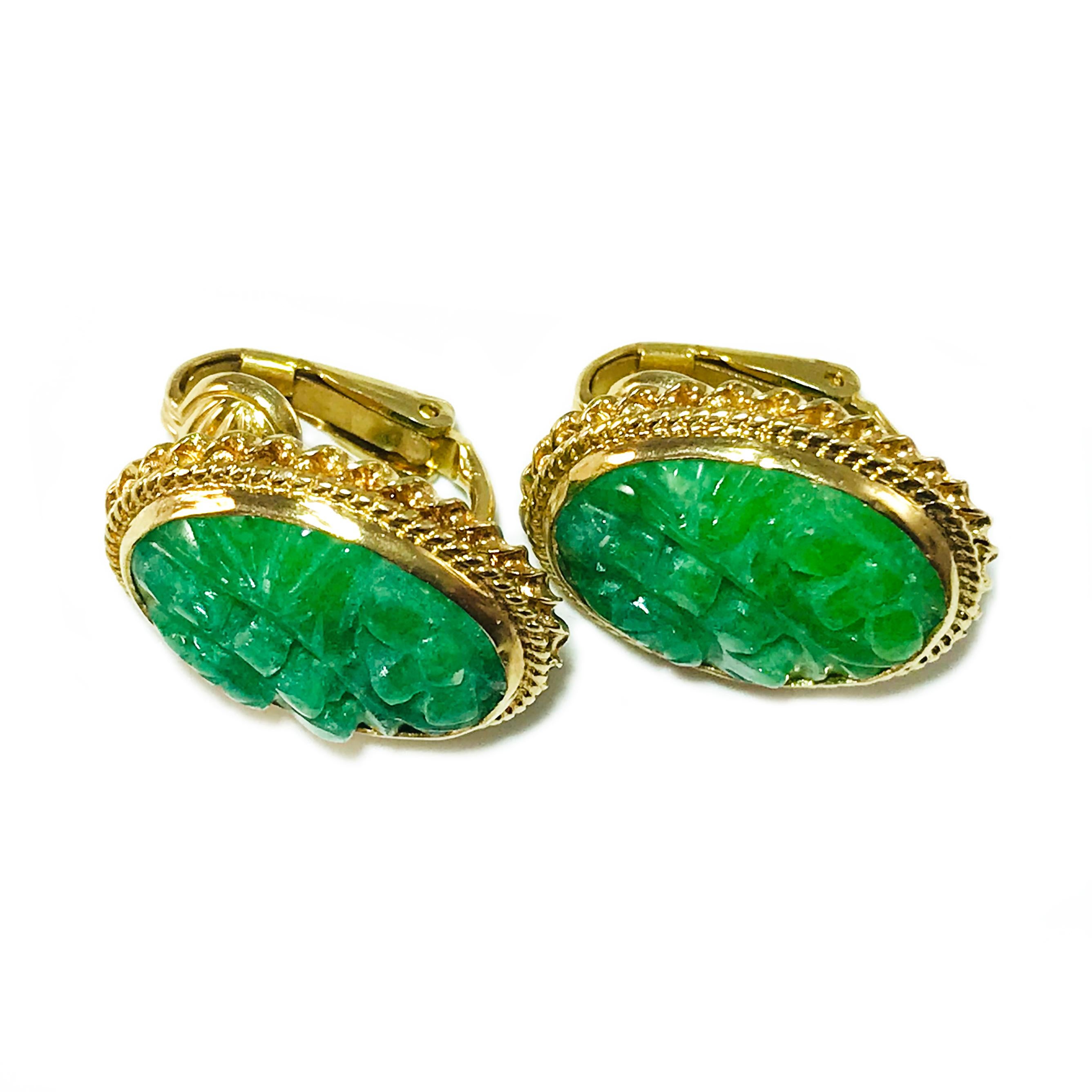 Rétro Clips d'oreilles en jade vert sculpté 14 carats en vente