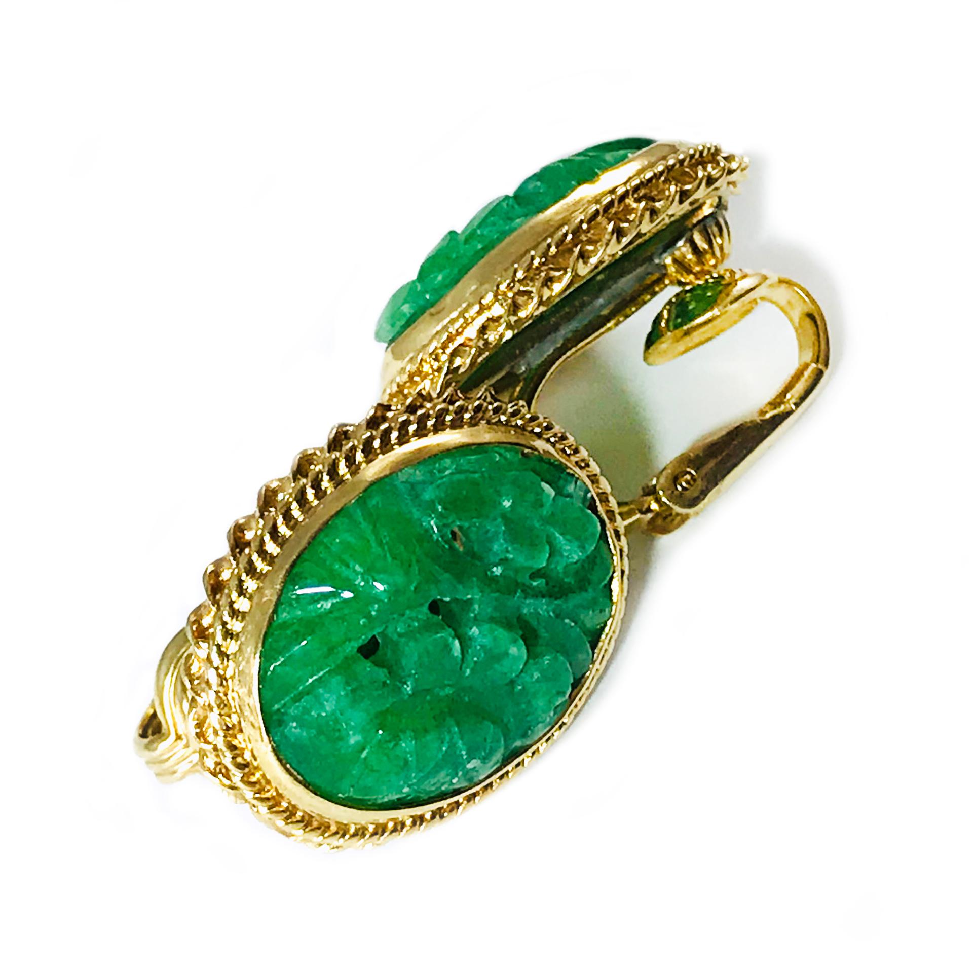Non taillé Clips d'oreilles en jade vert sculpté 14 carats en vente