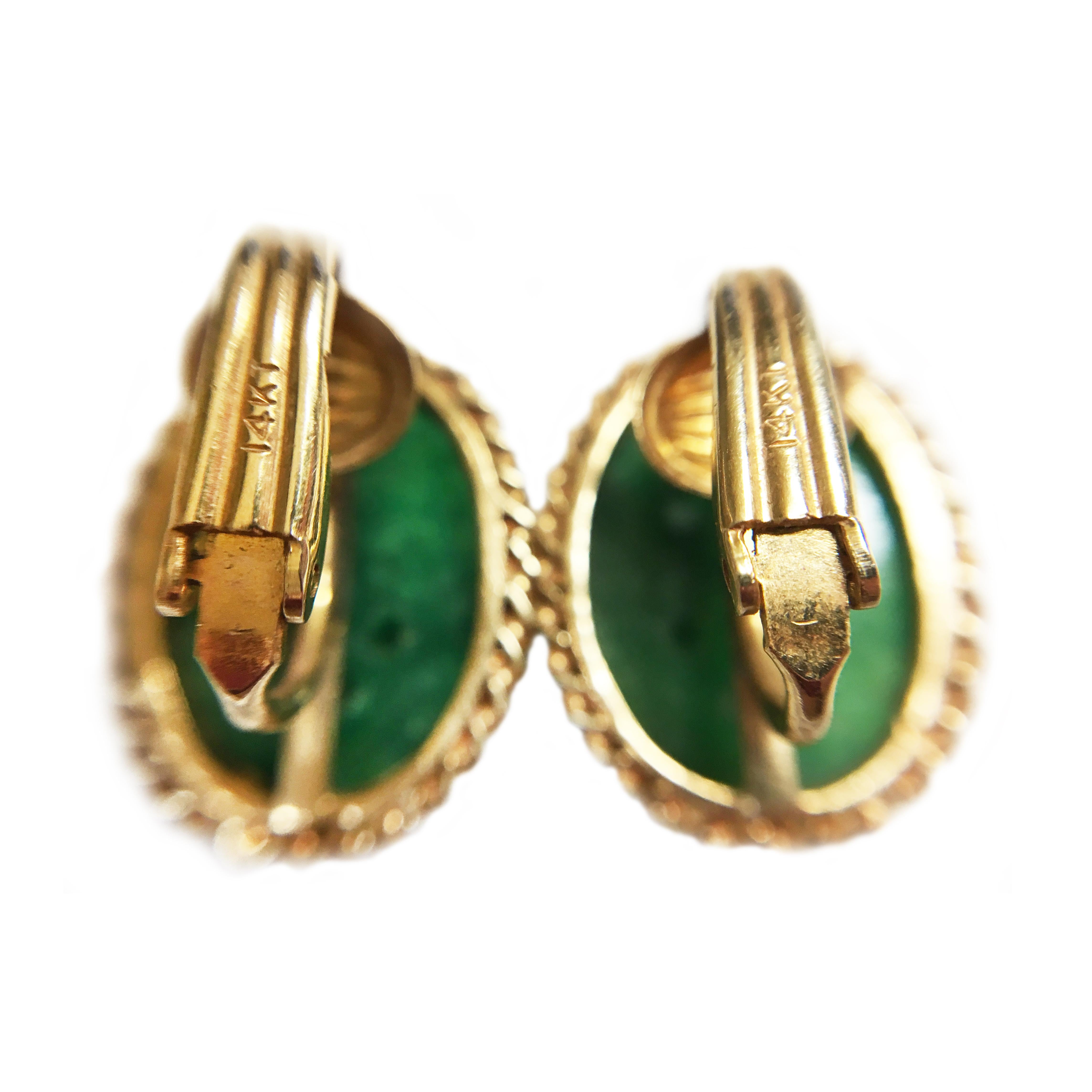 Clips d'oreilles en jade vert sculpté 14 carats Bon état - En vente à Palm Desert, CA