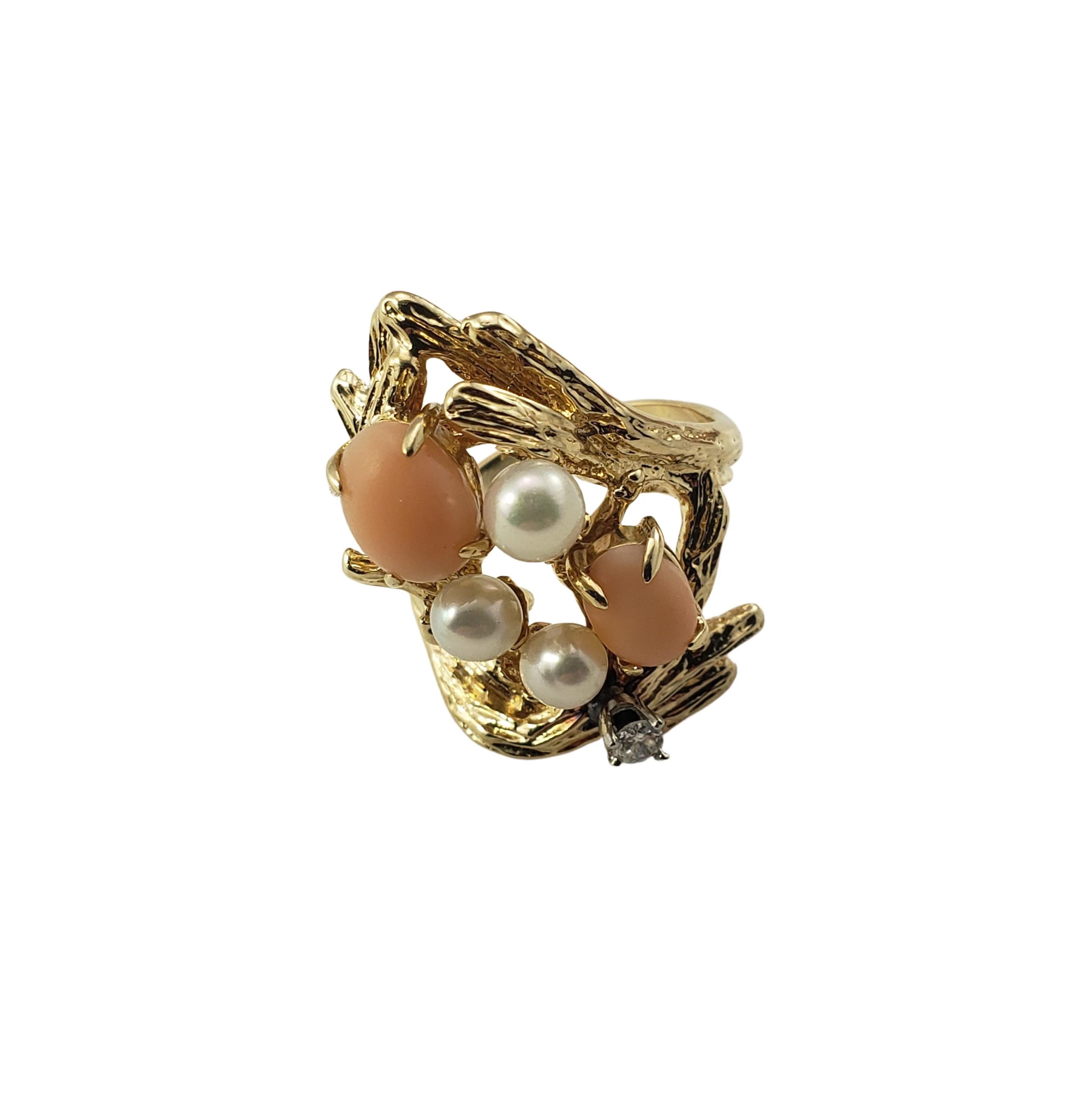 14 Karat Gelbgold Koralle, Perle und Diamant Ring Größe 5.75-

Dieser schöne Ring besteht aus zwei ovalen Korallensteinen, drei Perlen und einem runden Diamanten mit Brillantschliff, eingefasst in wunderschön detailliertes 14-karätiges Gelbgold. 
