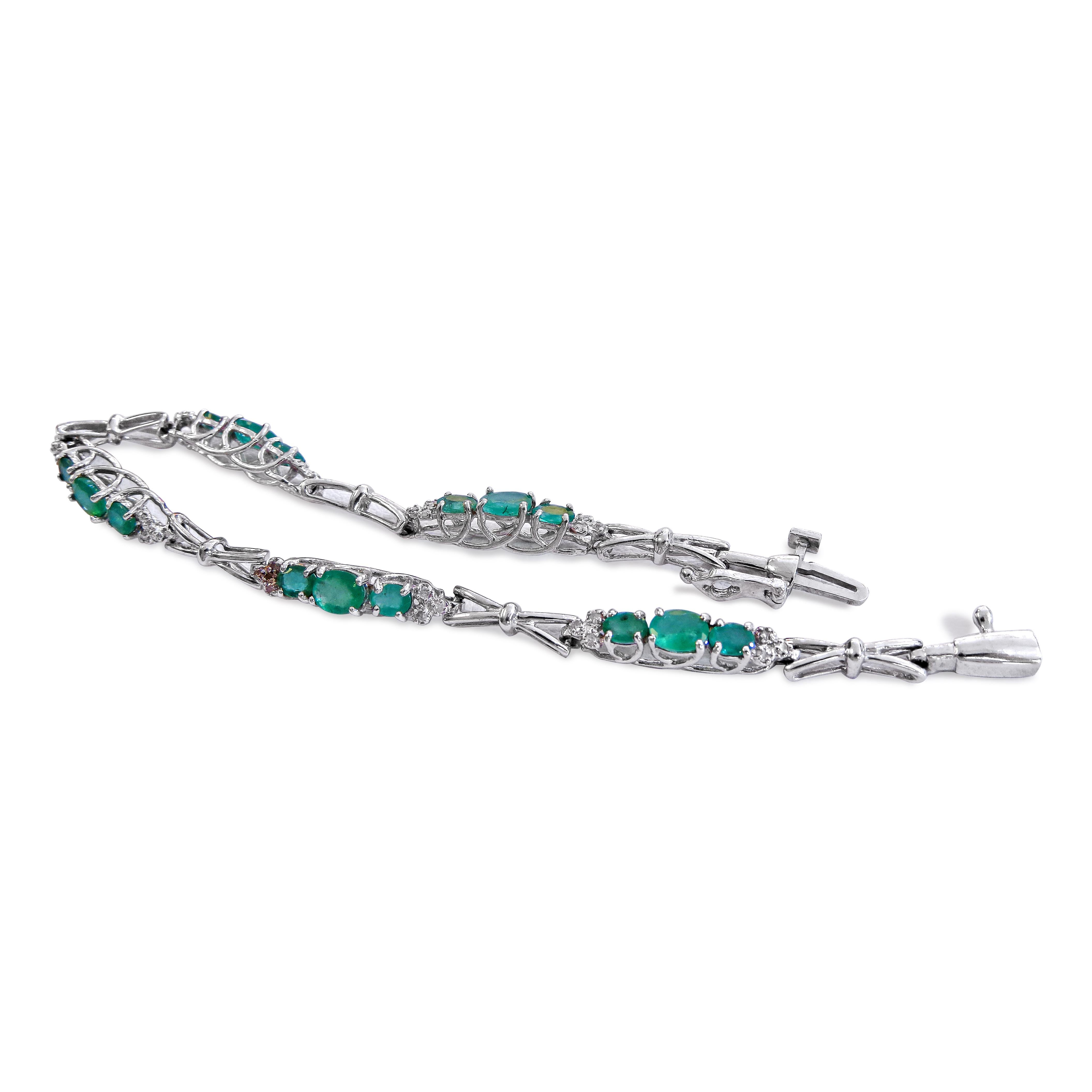 14 Karat Diamond and Emerald Ladies Bracelet In Excellent Condition For Sale In Jackson Heights, NY