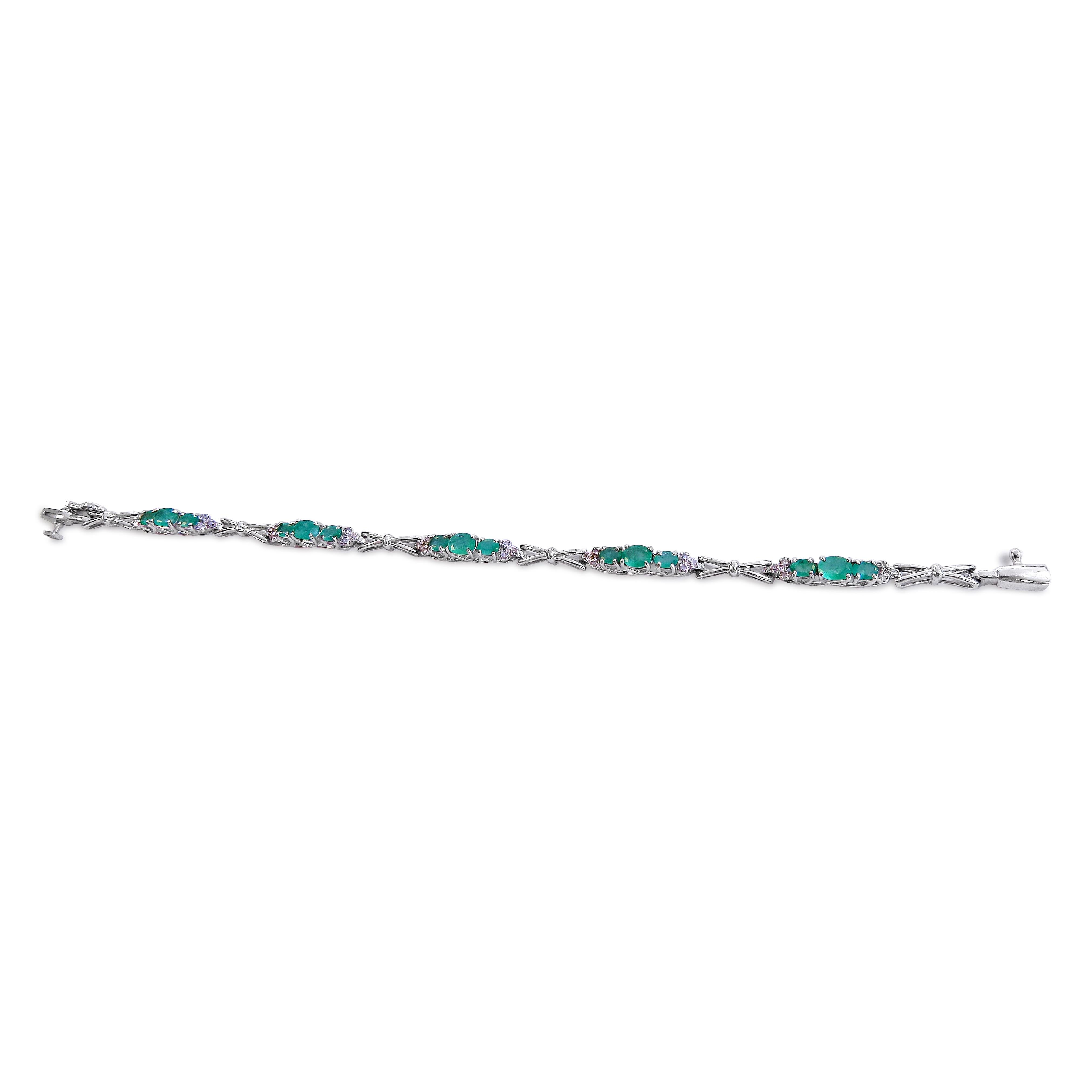 14 Karat Diamond and Emerald Ladies Bracelet For Sale 1