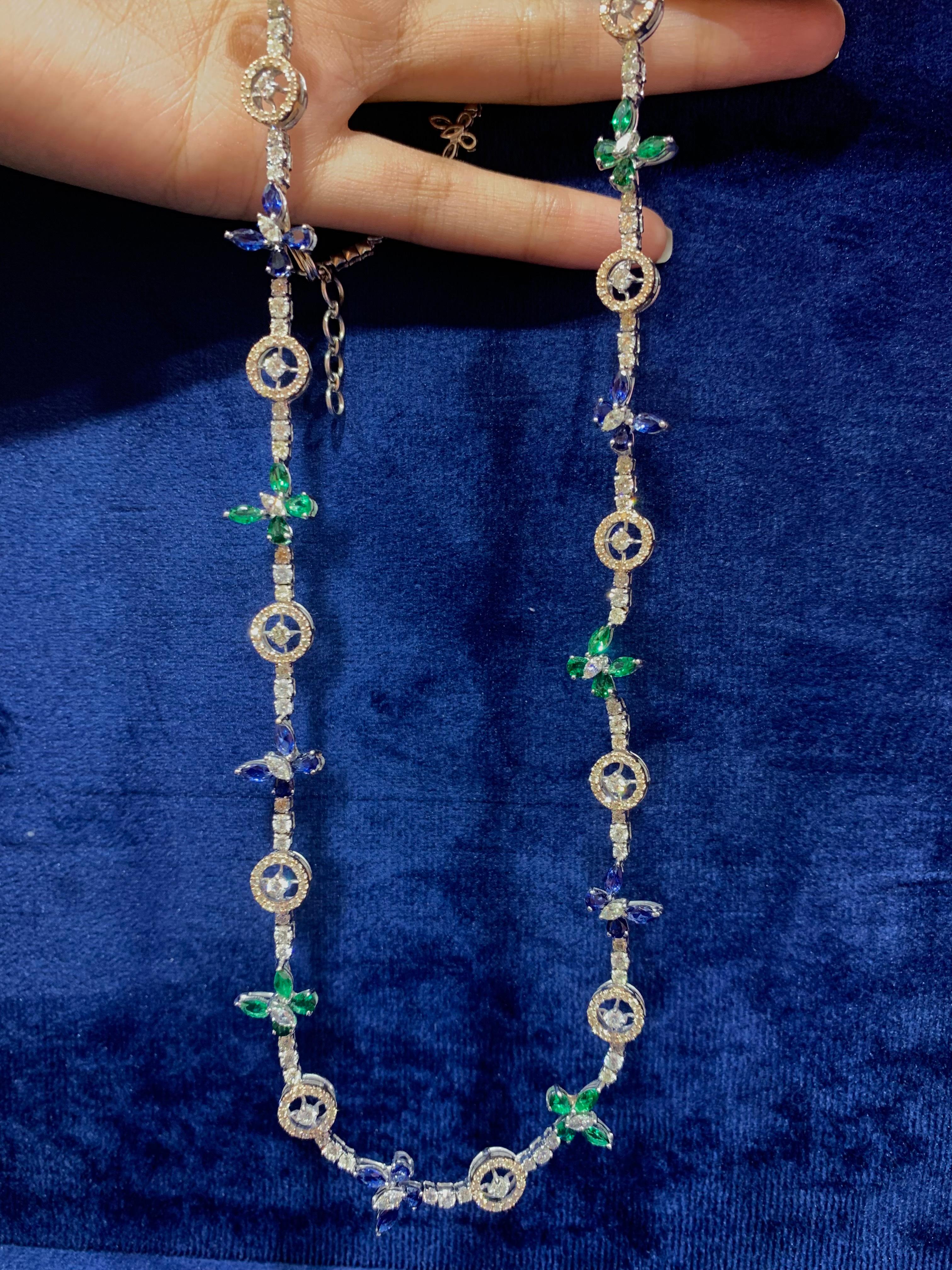 Contemporain Long collier à chaîne en émeraudes, saphirs bleus et diamants blancs 14 carats en vente