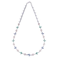 Long collier à chaîne en émeraudes, saphirs bleus et diamants blancs 14 carats