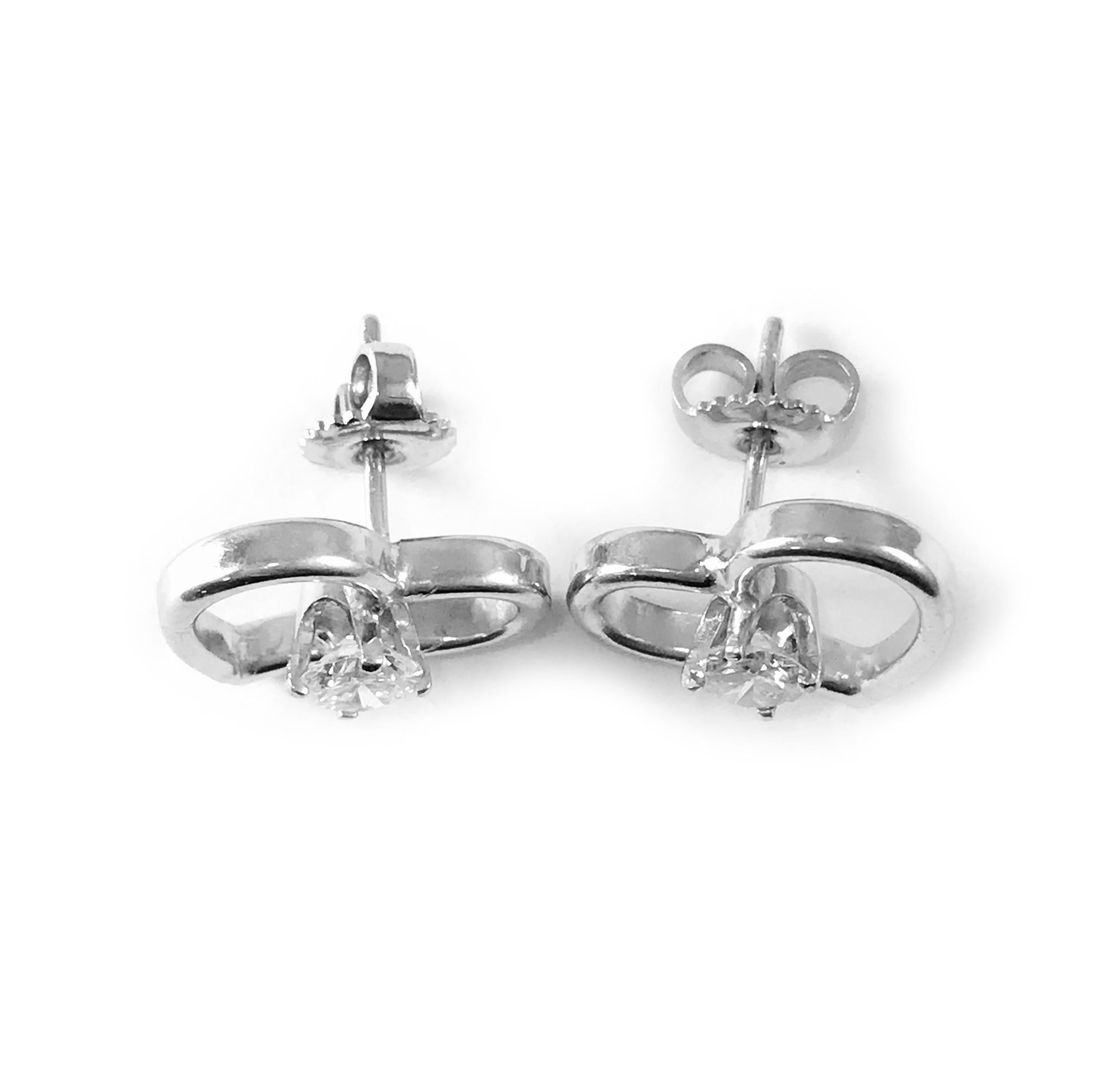 Taglio rotondo 14 Karat Diamond Heart Earrings in vendita