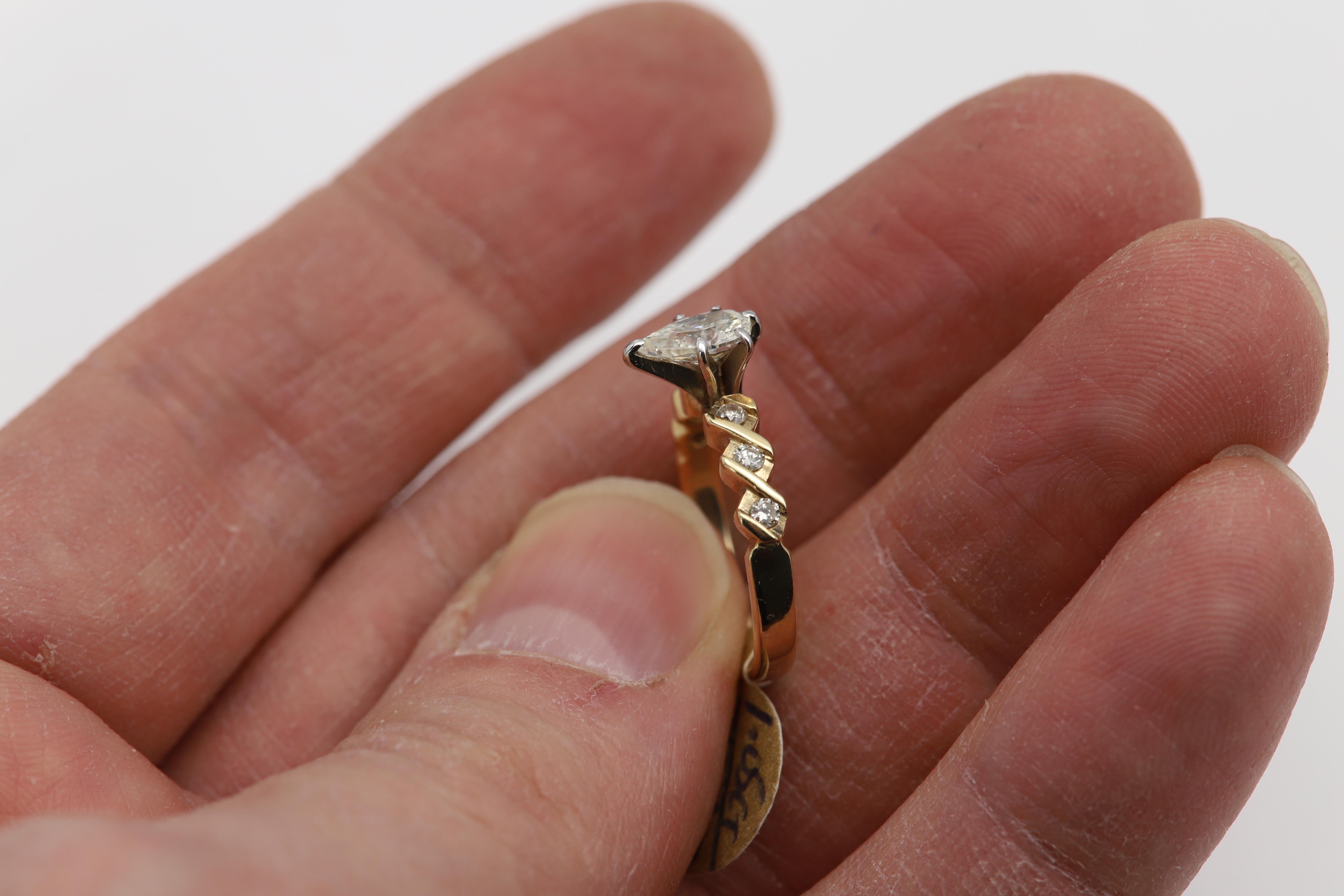 Vintage - Pre owned Creative Diamond ring
Great condition - just needs some polishing which I will do.
Center stone: Natural Pear shape approx 1.0 carat J-SI2-I1 (8x5mm)
Set in 14k Yellow Gold approx 2.70 grams
Finger size 5.75
+ Nice Gift Box &