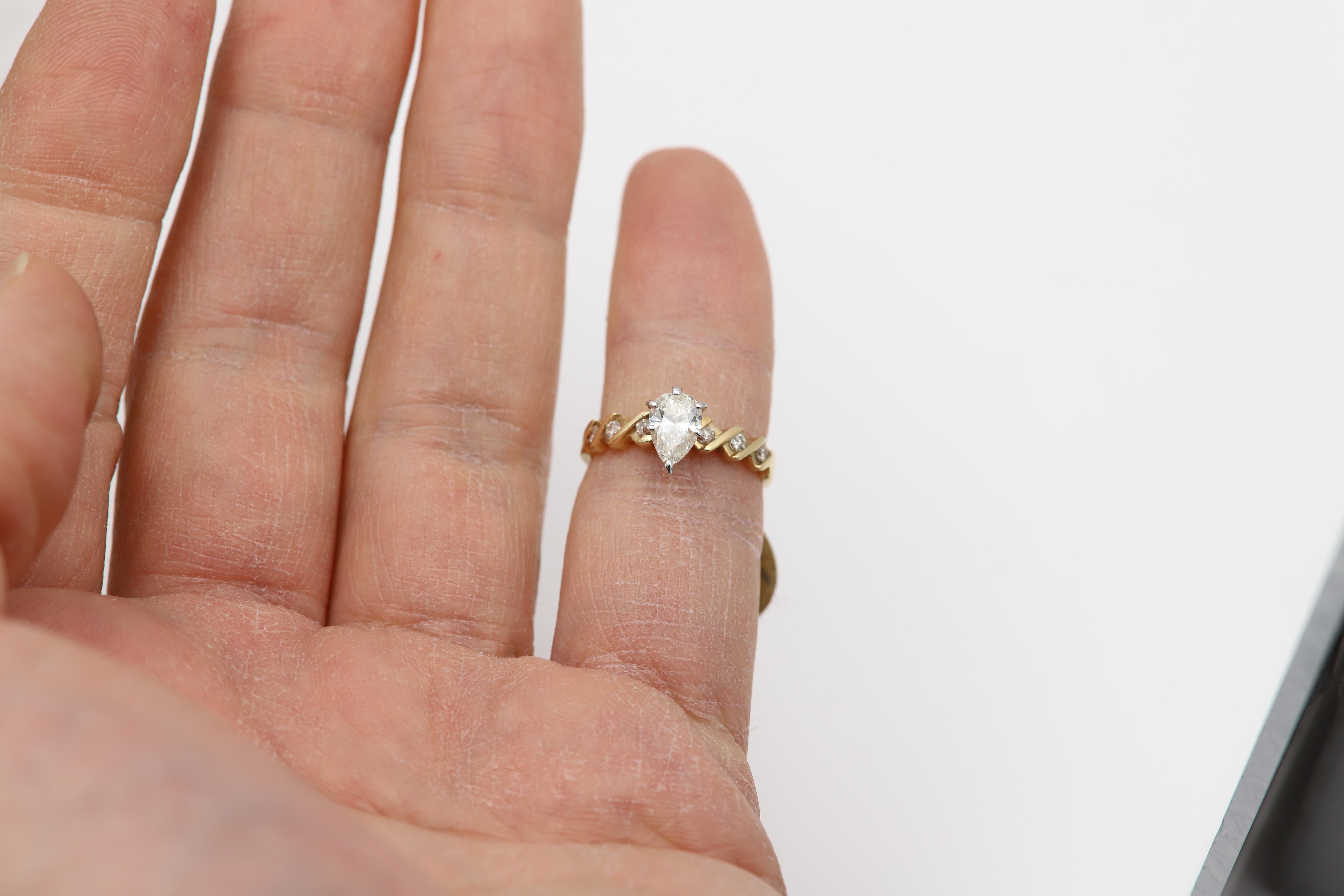 14 Karat Diamond Ring Pear shape Natural Diamond Vintage diamond engagement ring In Good Condition For Sale In Brooklyn, NY