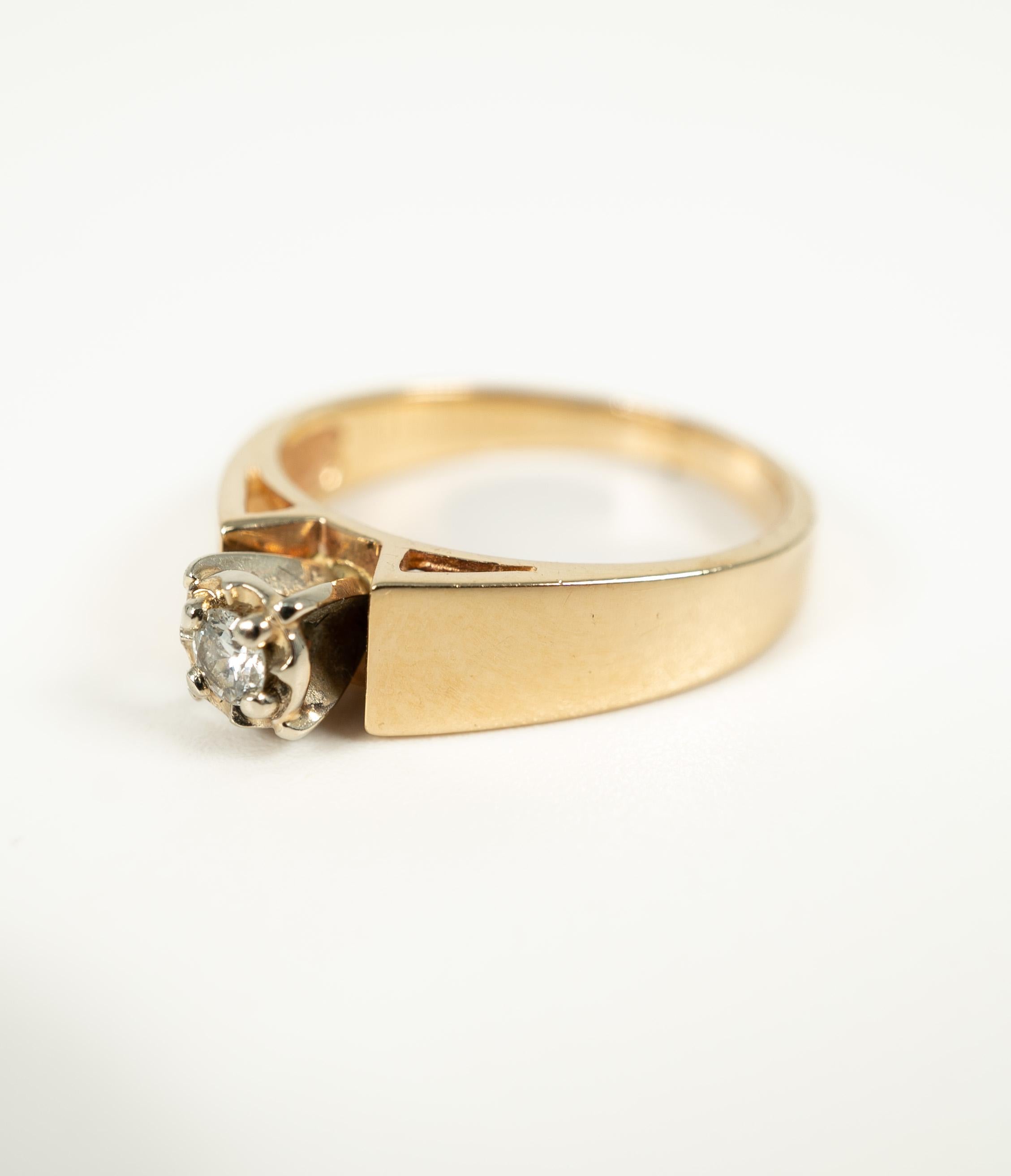14 Karat Diamond Solitaire Ring In Good Condition For Sale In Dallas, TX