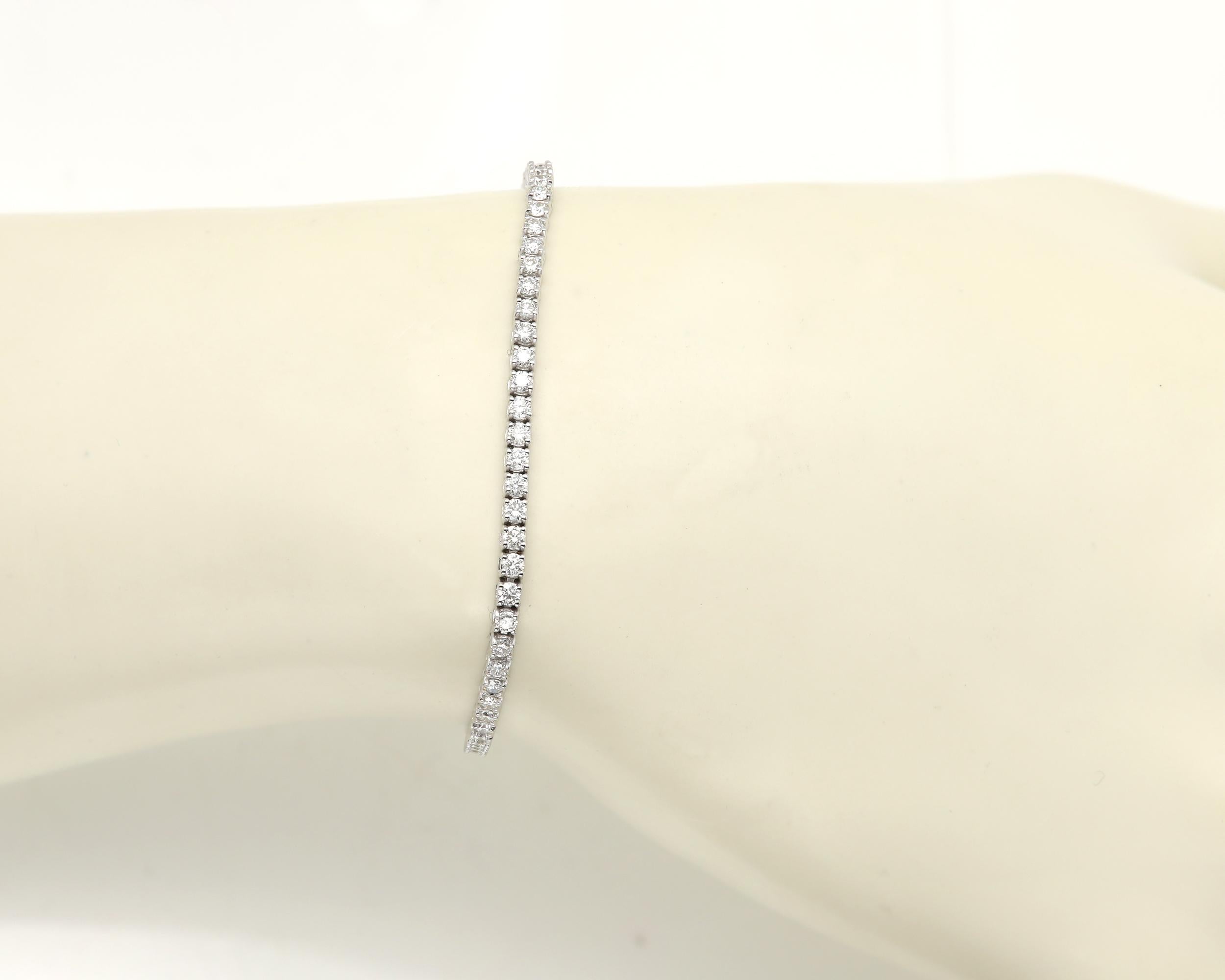 14 Karat Diamond Tennis Bracelet Natural Diamonds White Gold 2.0ct G-I1 For Sale 3