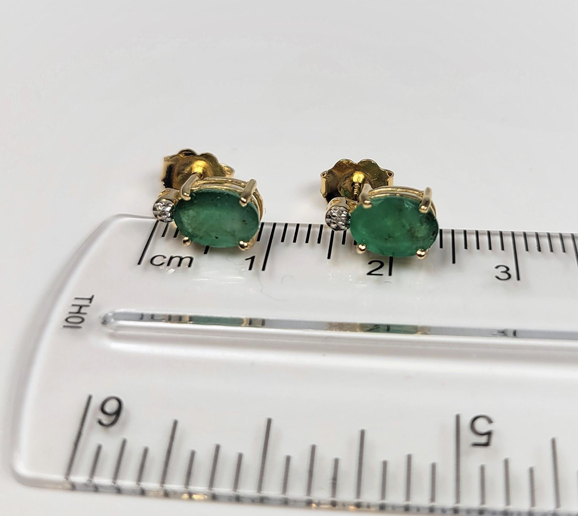 En or jaune 14 carats, avec un poids total d'émeraudes de 1,00 carat, elles sont si légères et agréables à porter !