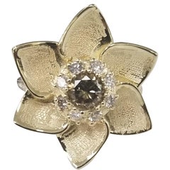 14 Karat Blume mit grünlich gelben 0,68 Punkten. Diamant und 0,30pts. Halo-Halo