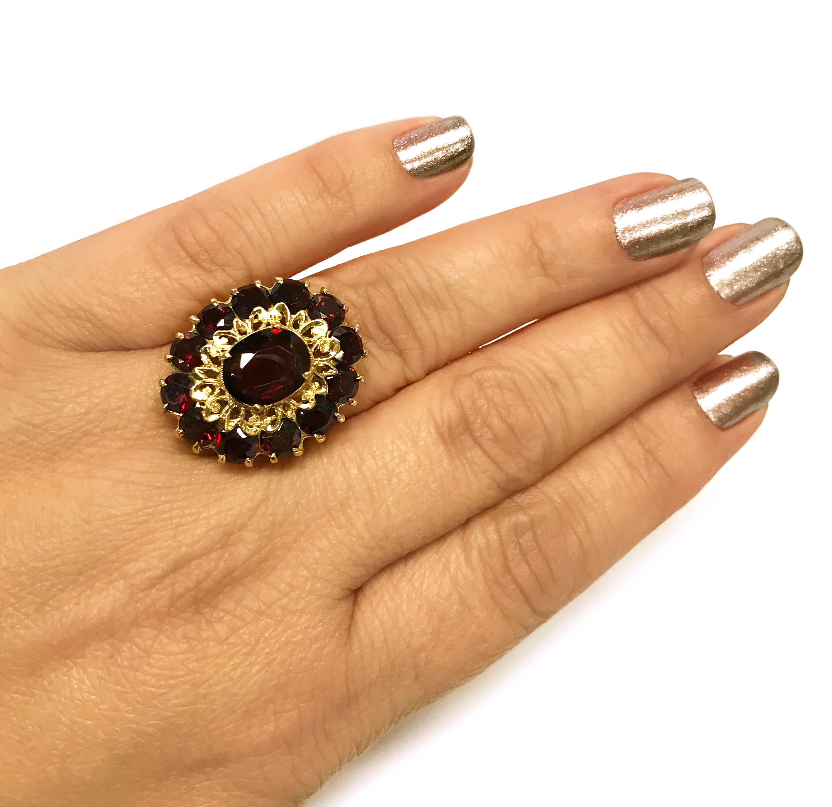14 Karat Garnet Cluster Ring In Fair Condition For Sale In Palm Desert, CA