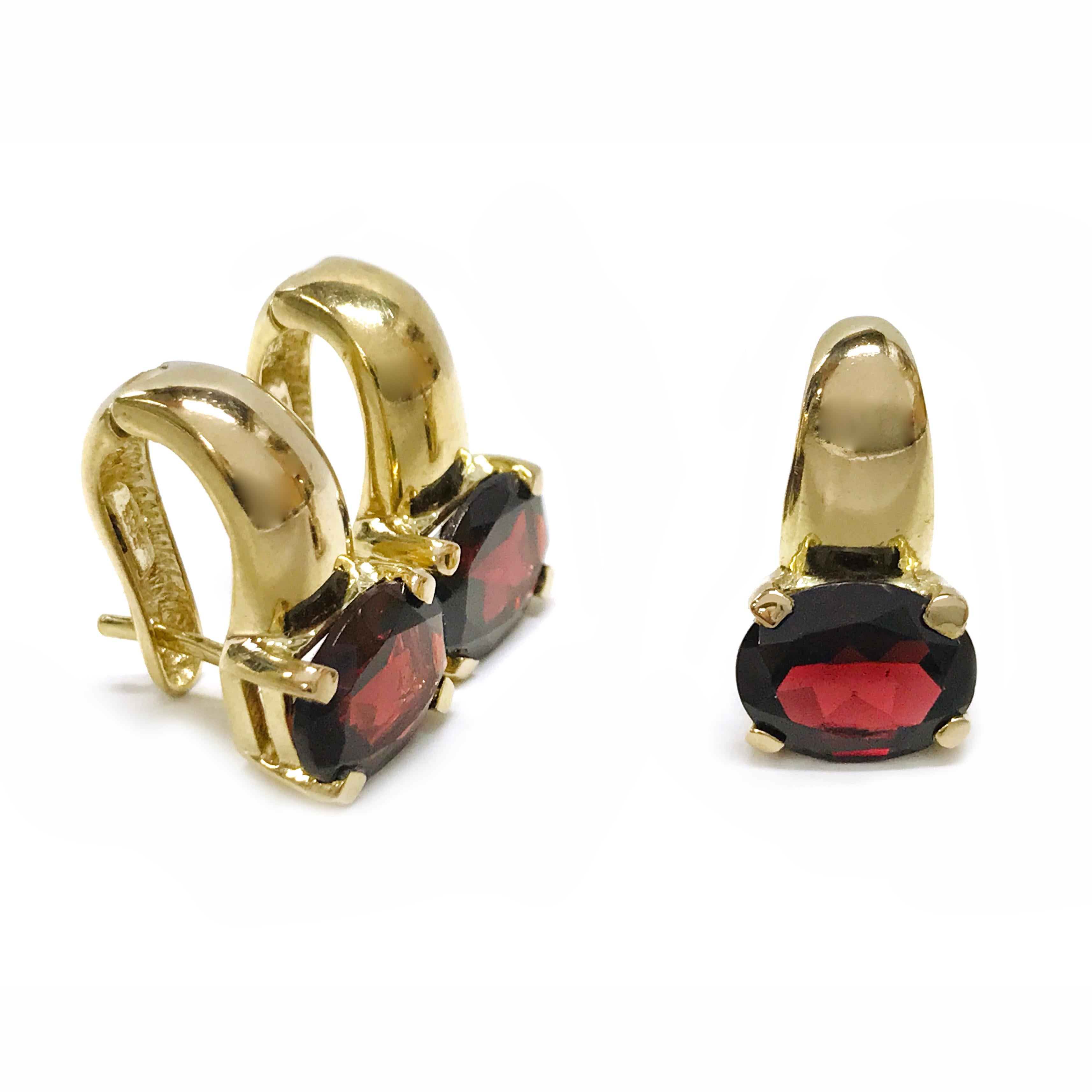 This lovely set includes Mozambique Garnet drop earrings and a matching pendant. The Mozambique Garnet has a color that is warm, deep red, and similar to that of a Ruby.
14 Karat Garnet Drop Earrings and Pendant. The earrings feature an oval