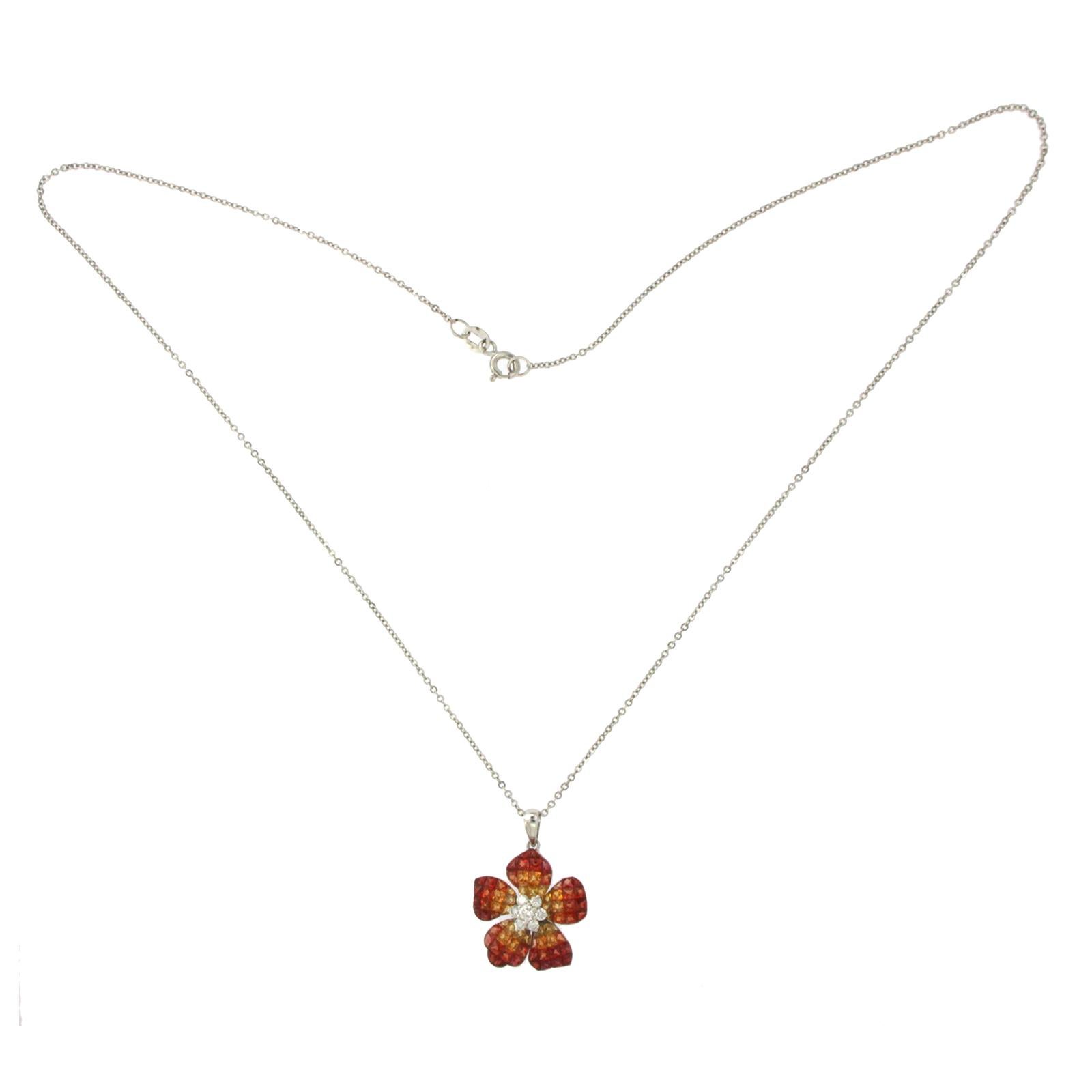 Collana con fiori in oro 14 carati 0,32 diamanti 7,29 zaffiri arancioni In condizioni Nuovo a Los Angeles, CA