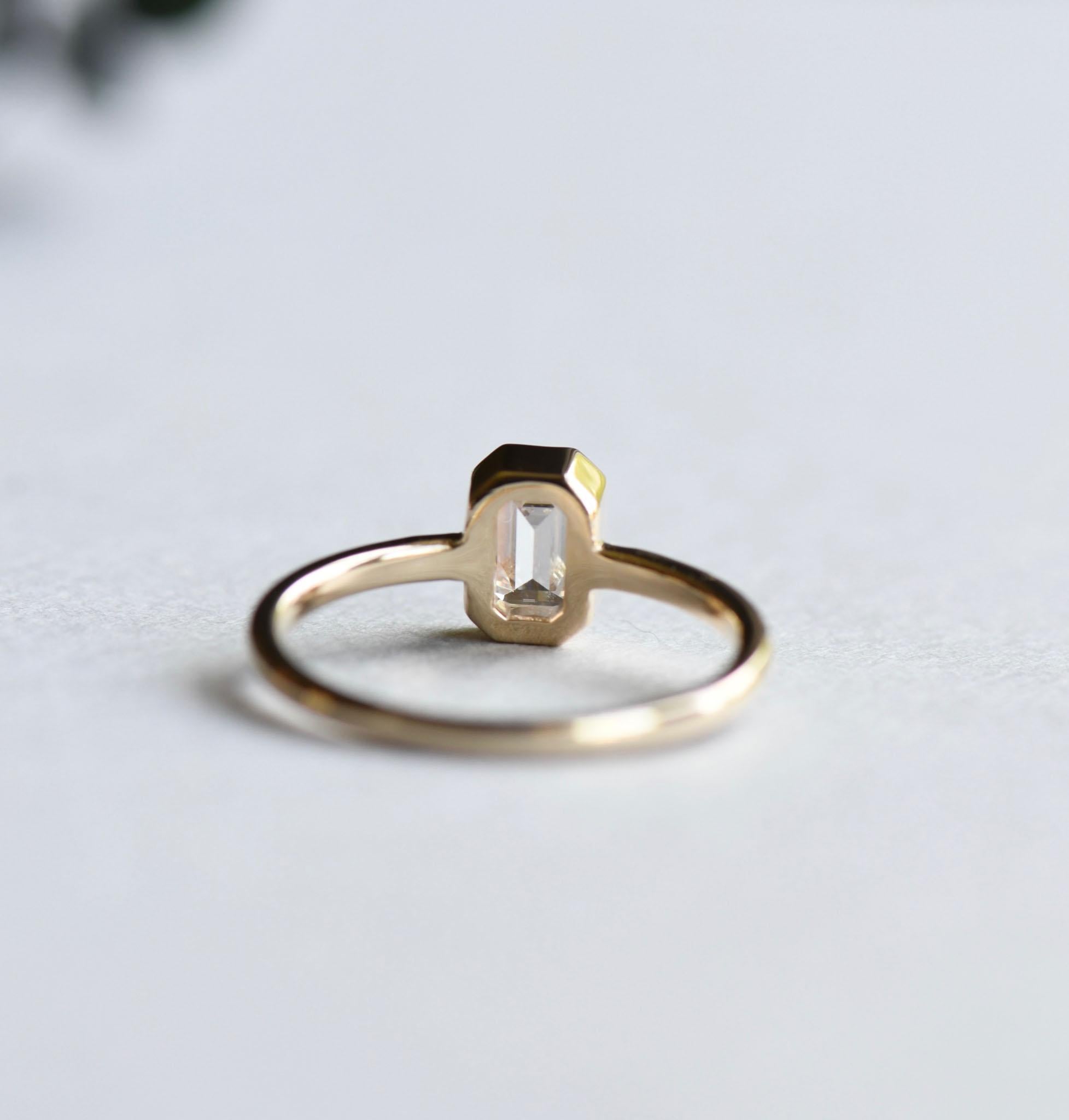 Contemporain Or 18 carats 0.5 Carat Emerald Cut Engagement Ring Moissanite Ring en vente