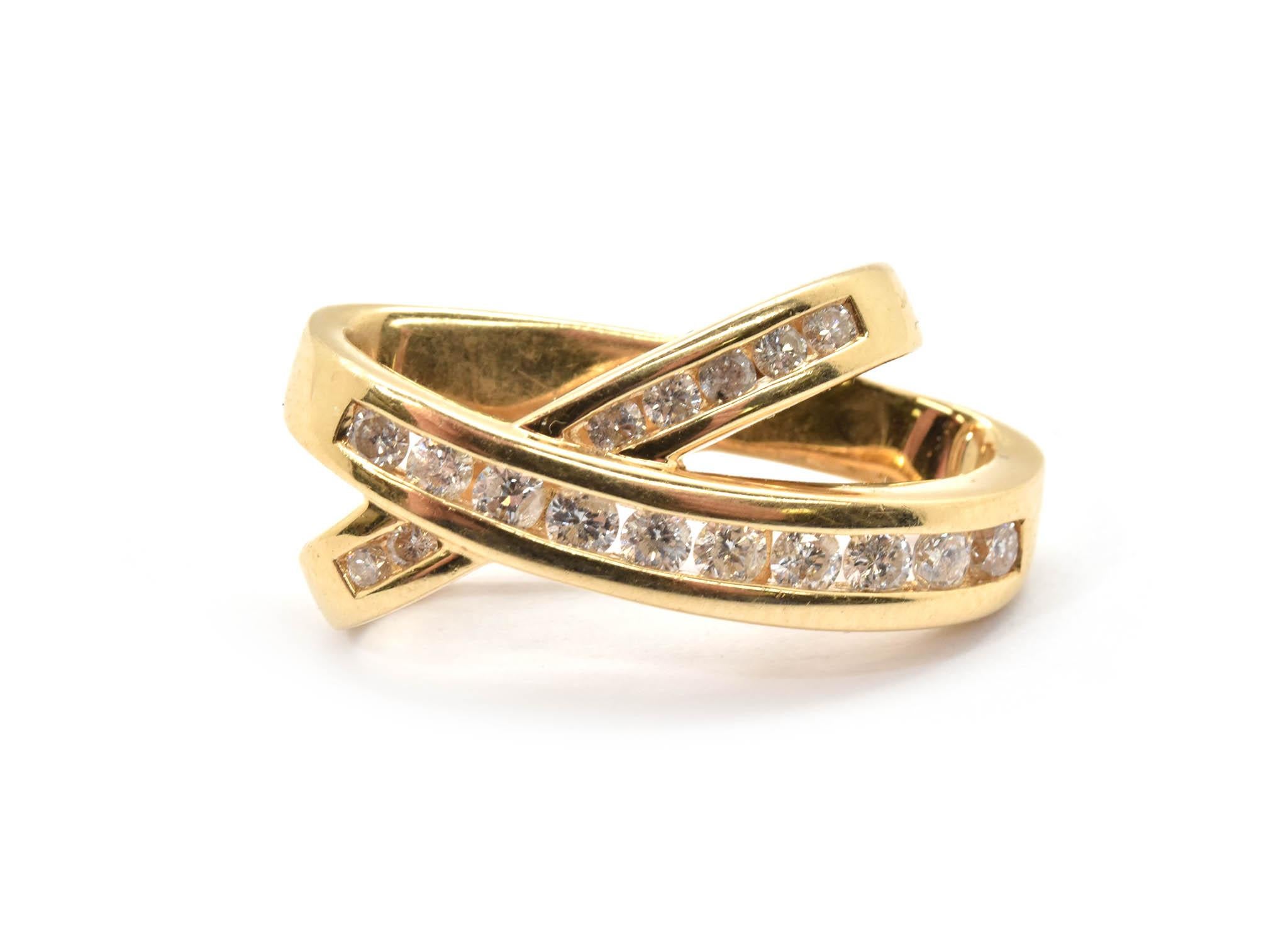 Si tratta di un ciondolo scorrevole con diamante in oro giallo 14k realizzato con un design a incrocio! Questo ciondolo è uno spettacolo se abbinato a una sottile catena d'oro, che permette al ciondolo di scorrere liberamente! Ci sono 17 diamanti